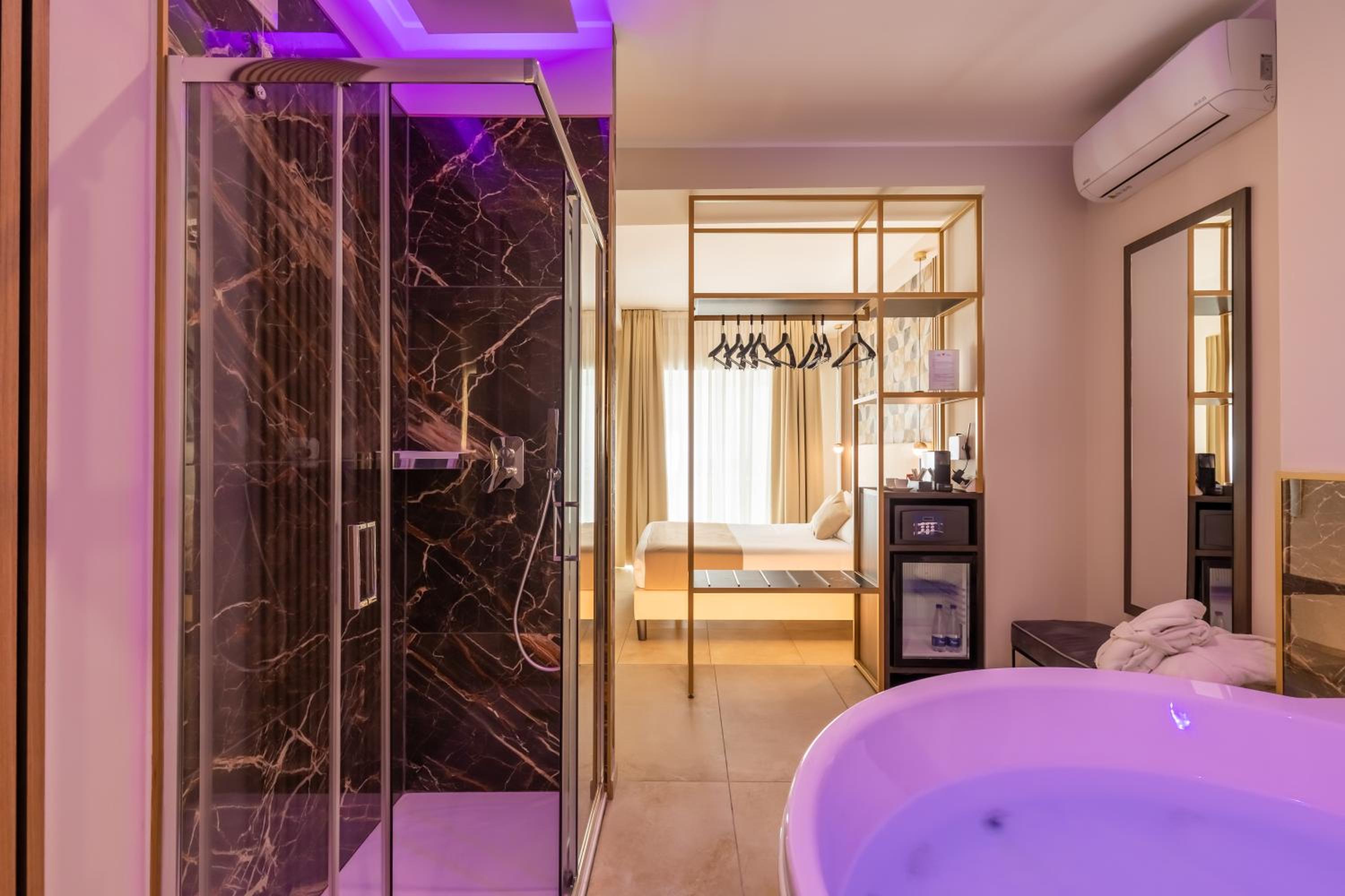 Suite with Spa Bath photo 3