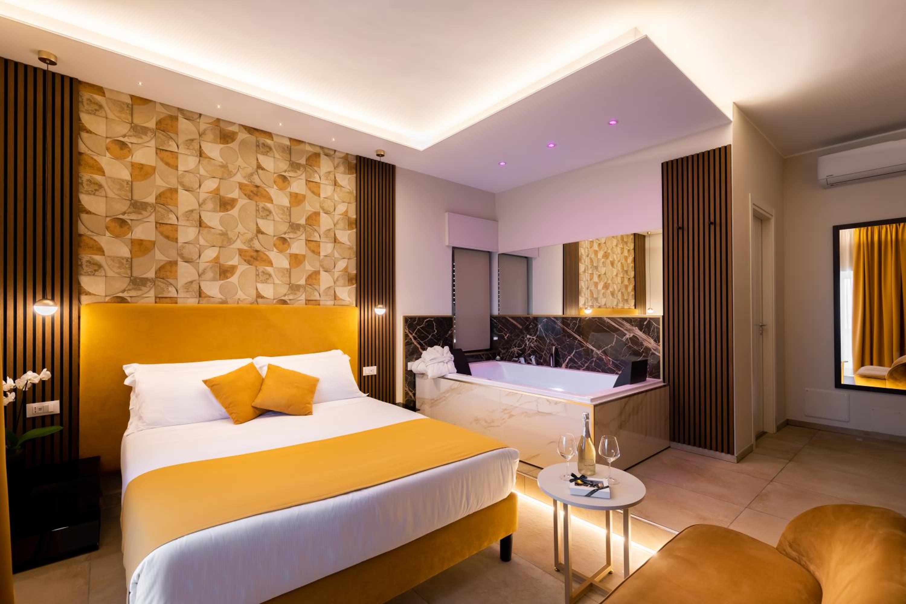 Suite with Spa Bath photo 1