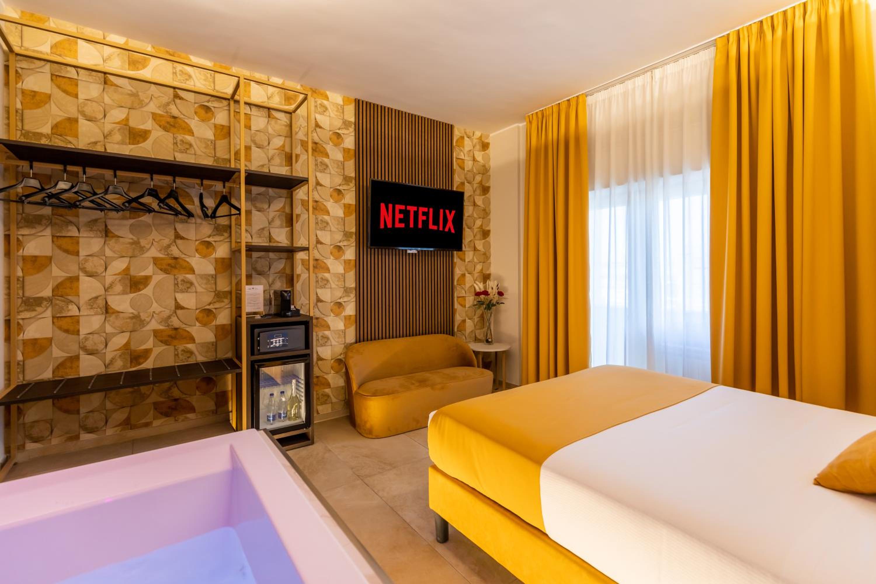 Suite with Spa Bath photo 3