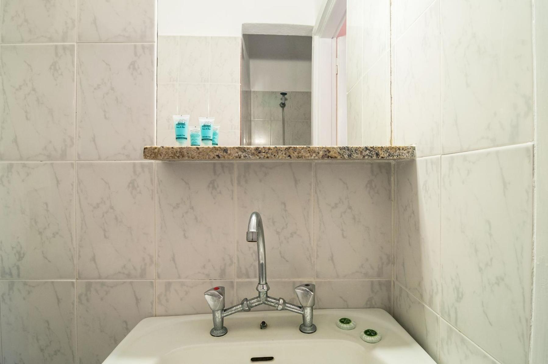 Standard Twin Room - Photo 22