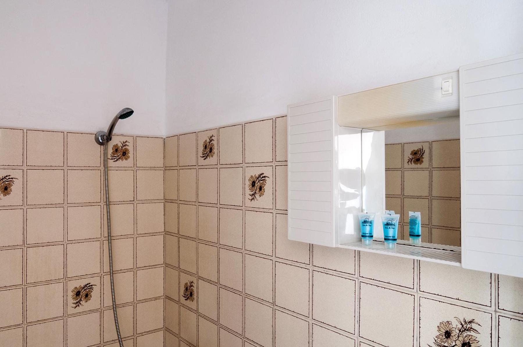 Standard Twin Room - Photo 31