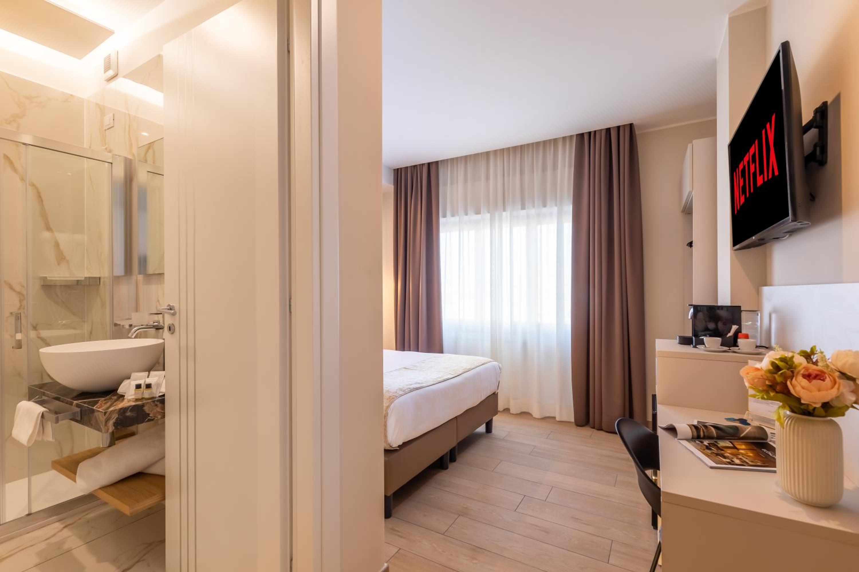 Deluxe Double or Twin Room photo 3