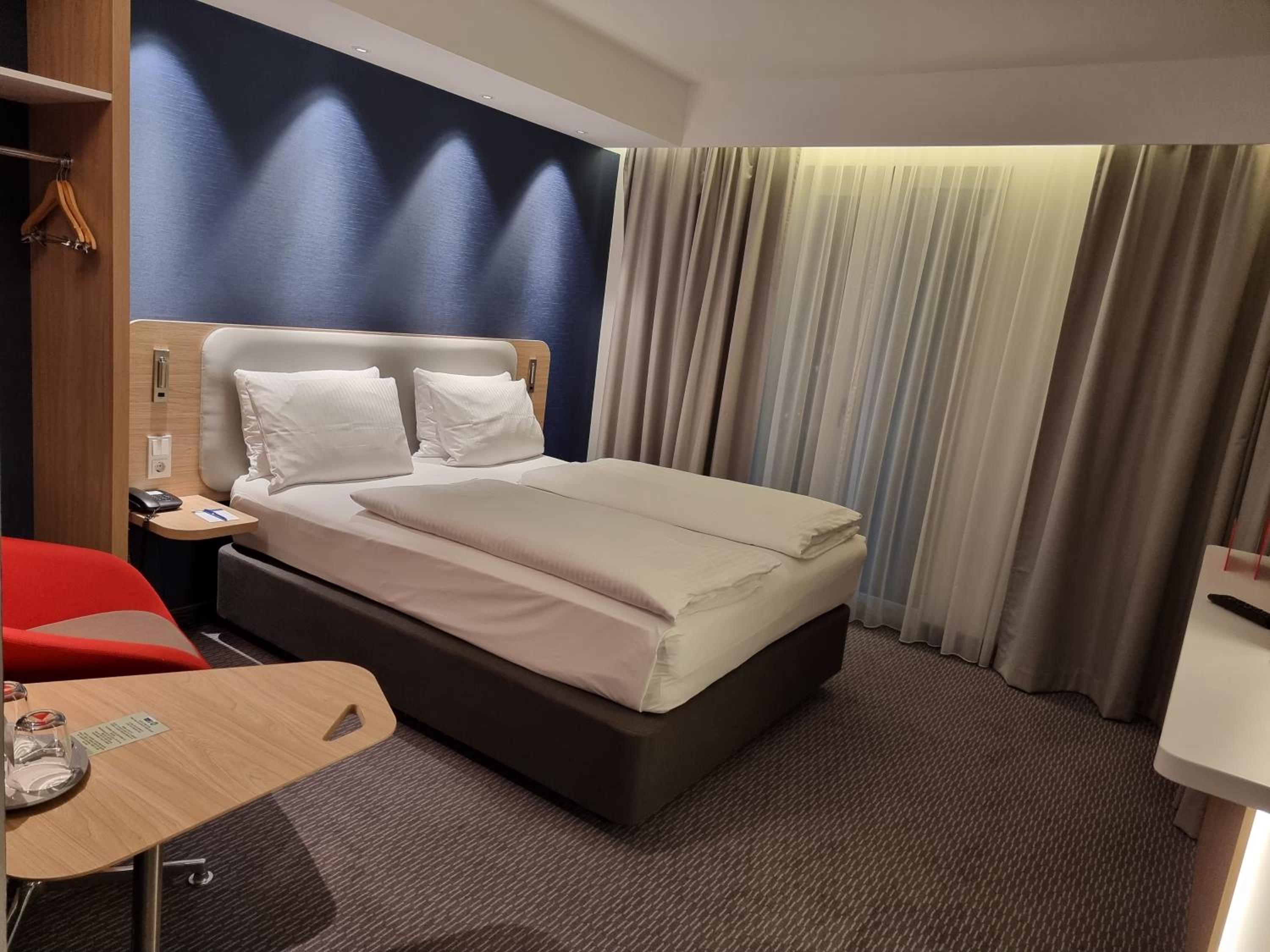 Standard Queen Room with Walk-In Shower - Photo 1