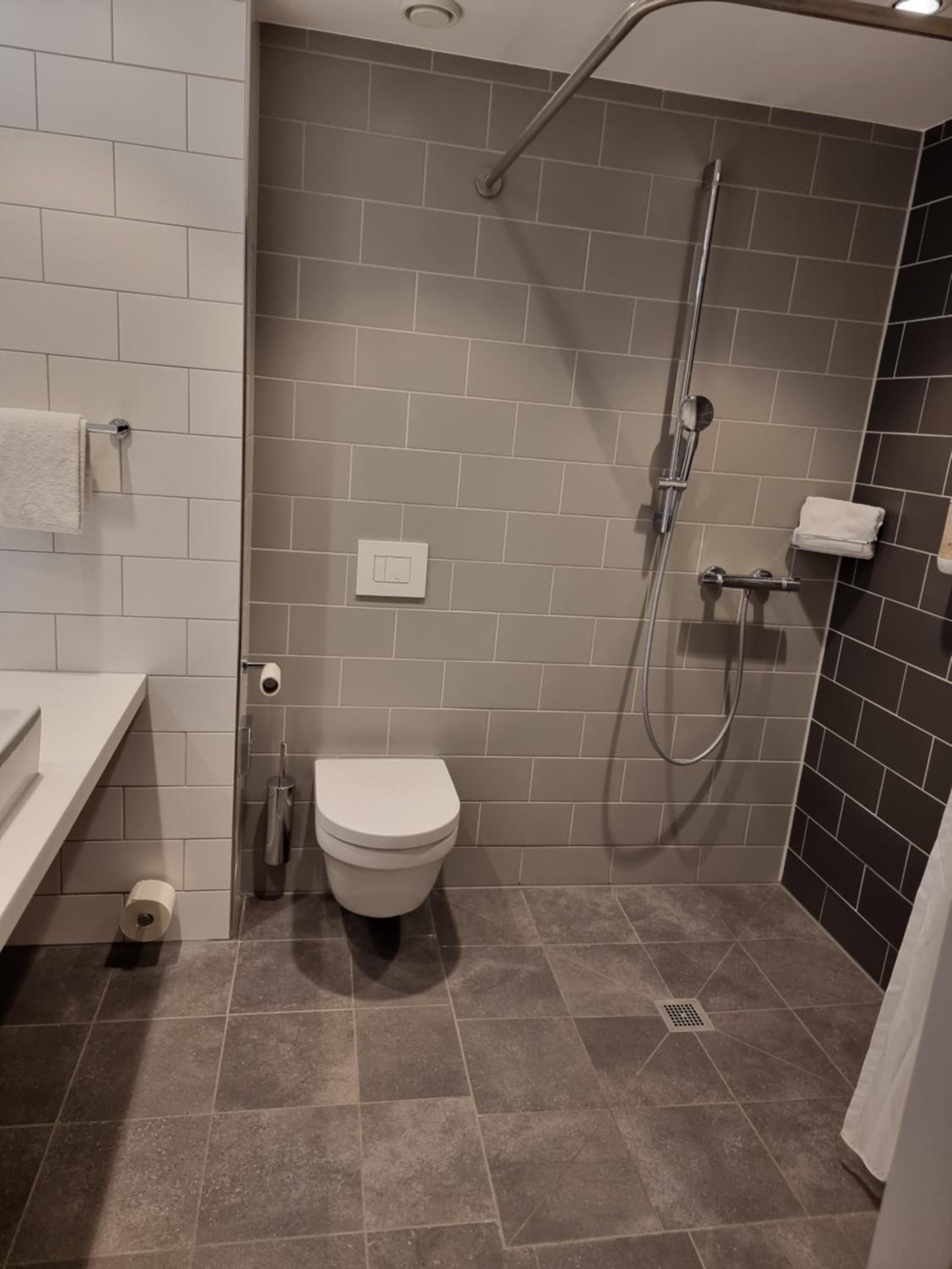 Standard Queen Room with Walk-In Shower - Photo 3