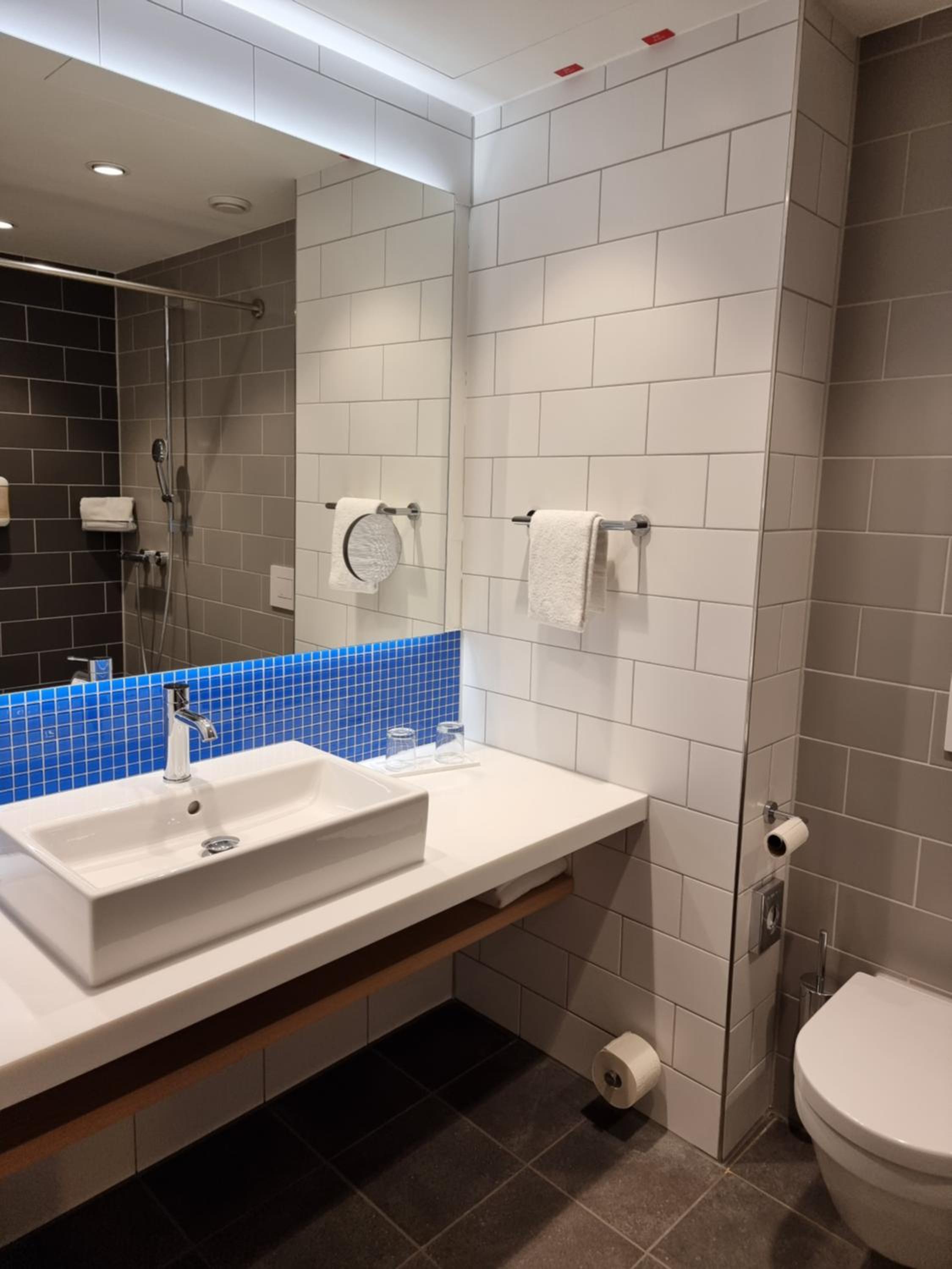 Standard Queen Room with Walk-In Shower - Photo 2