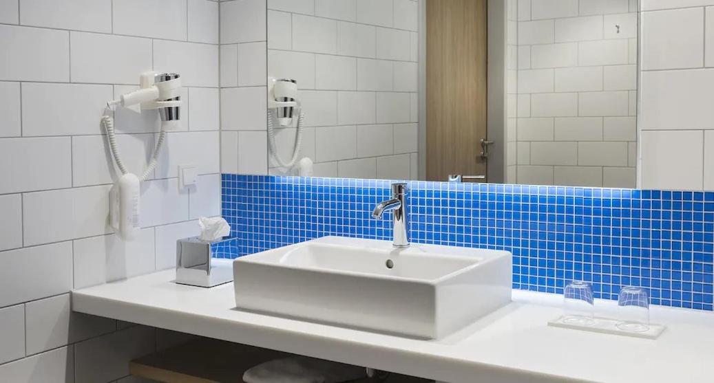 Standard Queen Room with Walk-In Shower - Photo 4