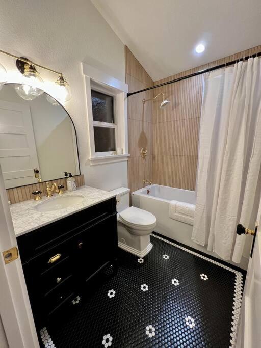 Two-Bedroom House photo 3