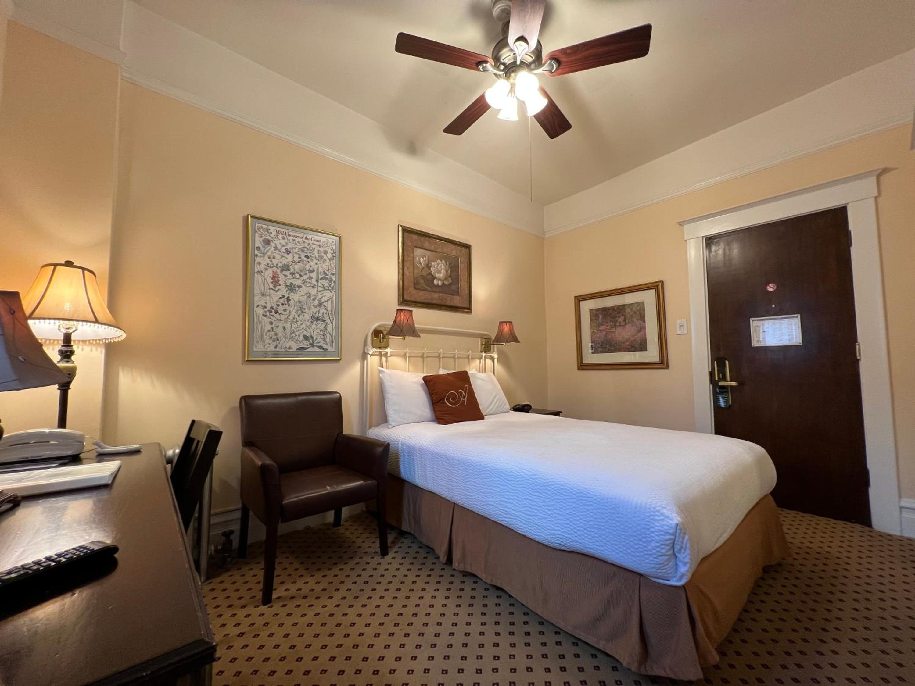 Room with One Full Bed  - Photo 1