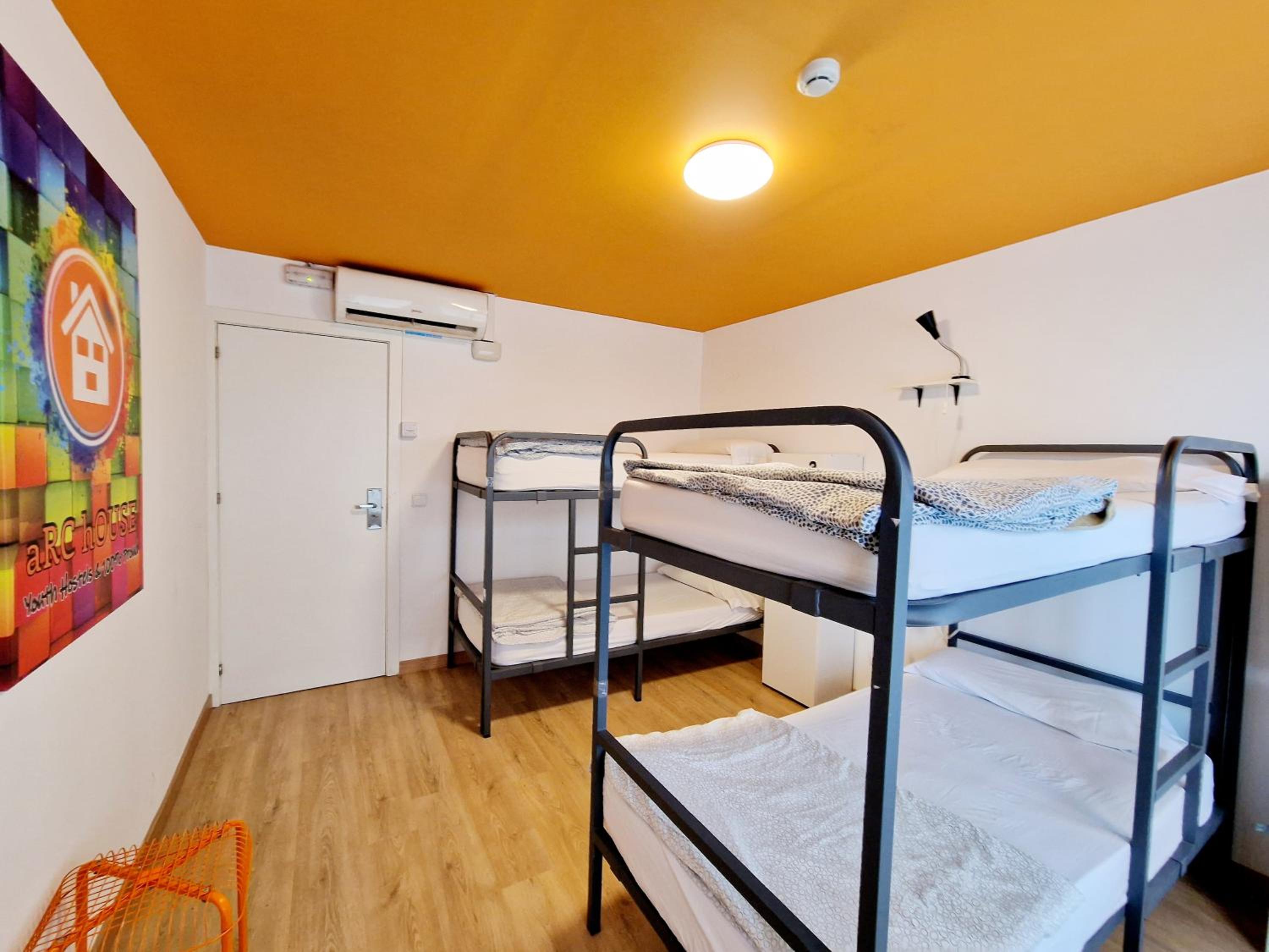 Bunk Bed in 6-Bed Mixed Dormitory Room photo 3