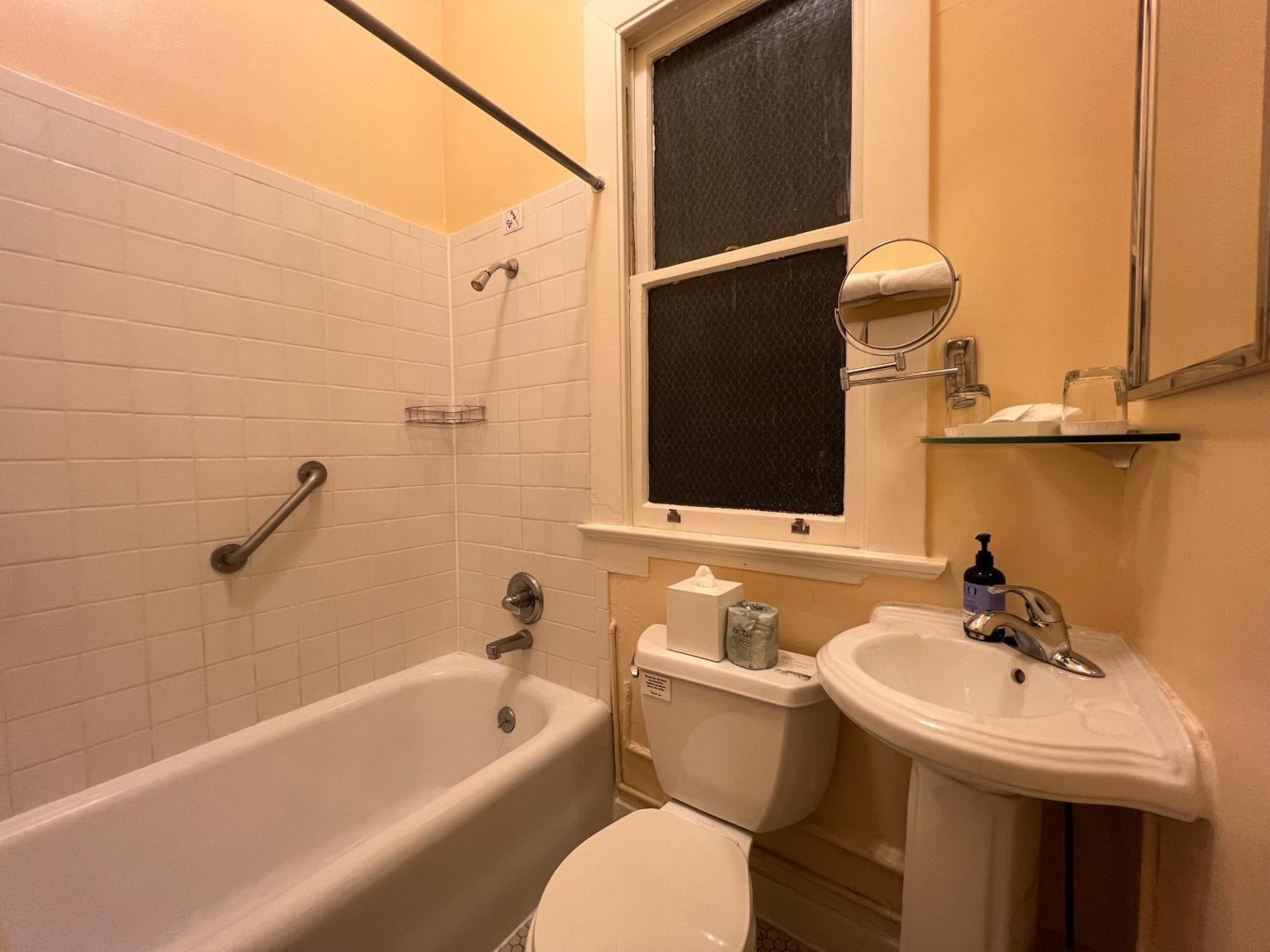 Queen Room - Photo 3