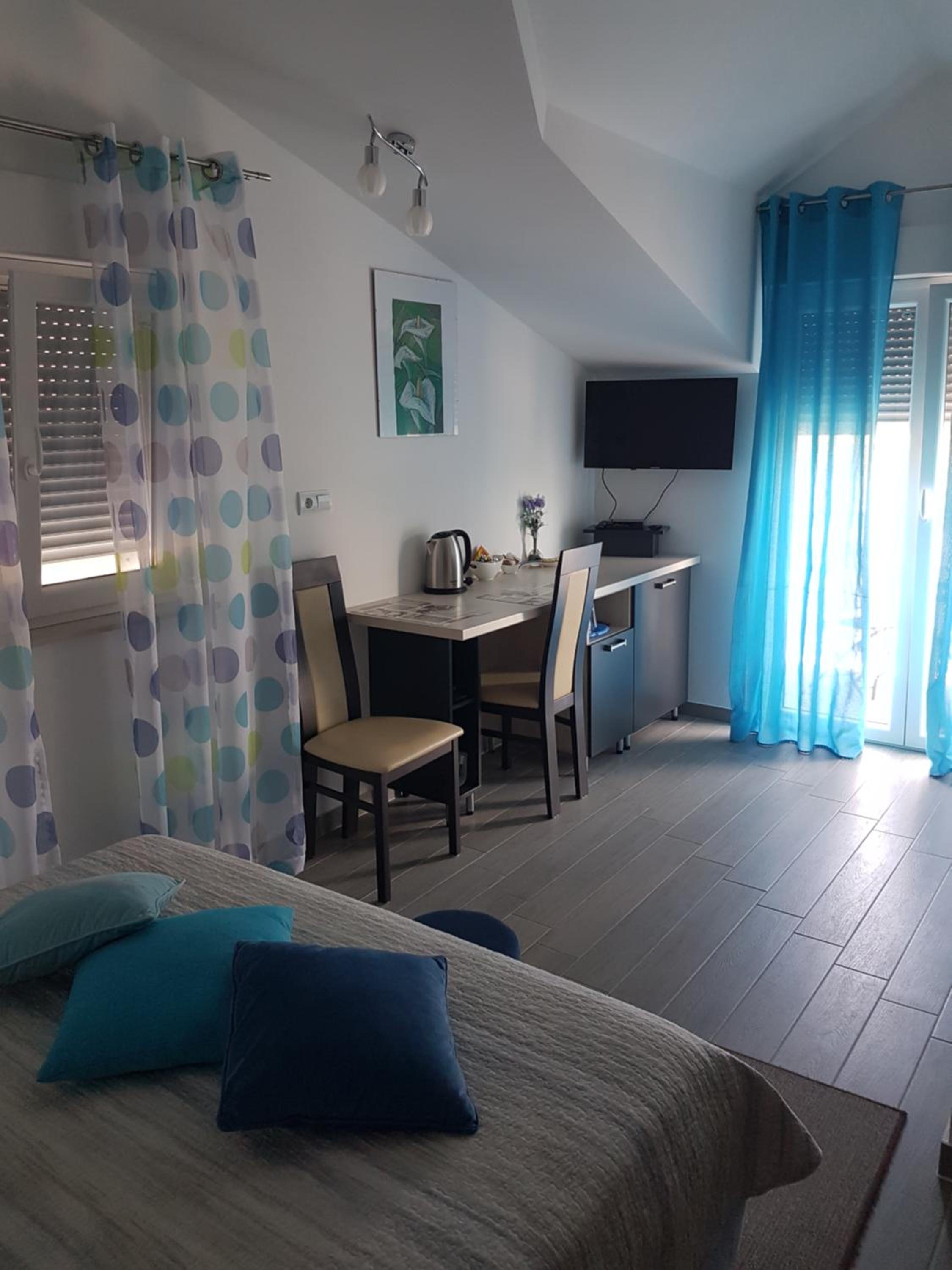Deluxe Double Room with Balcony - Photo 16