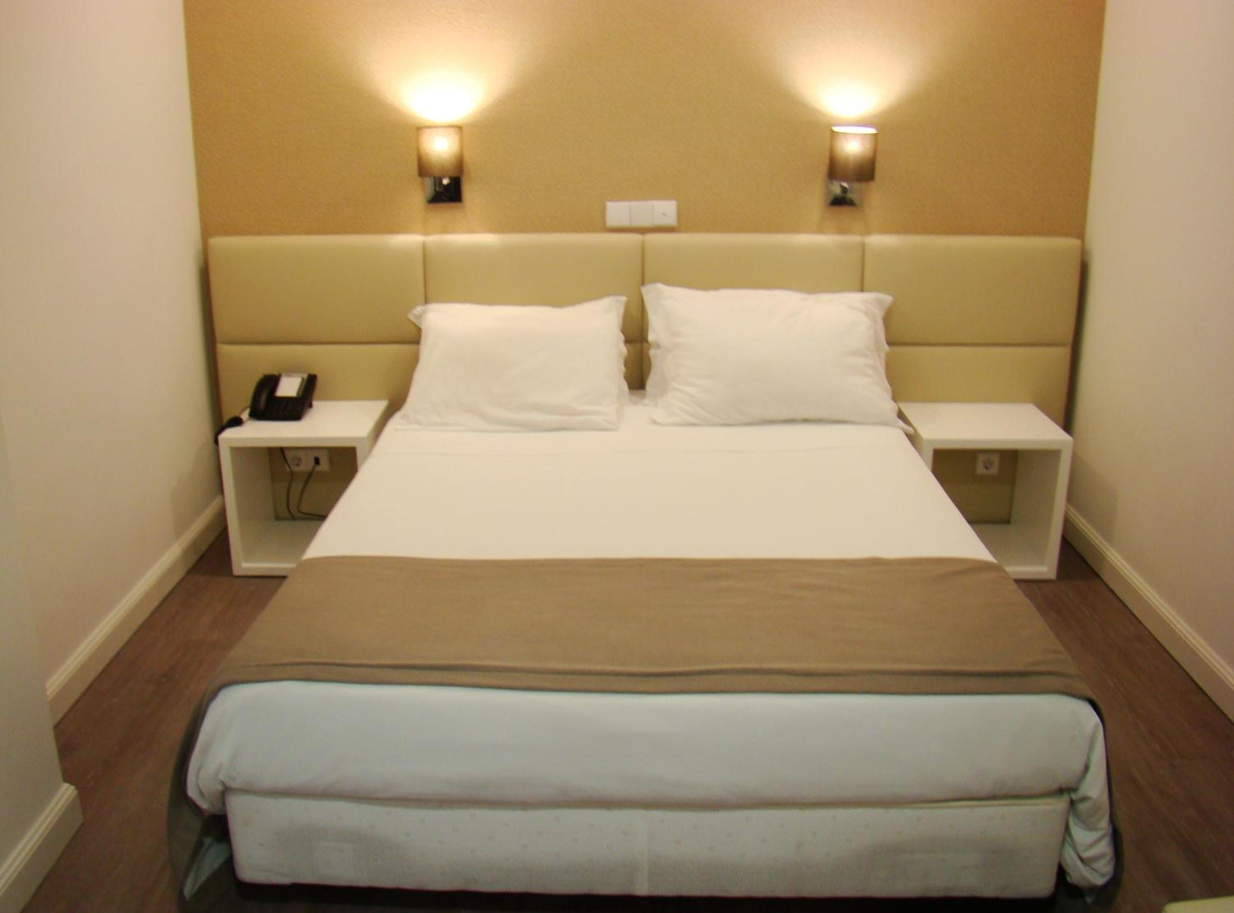 Double or Twin Room - Photo 7