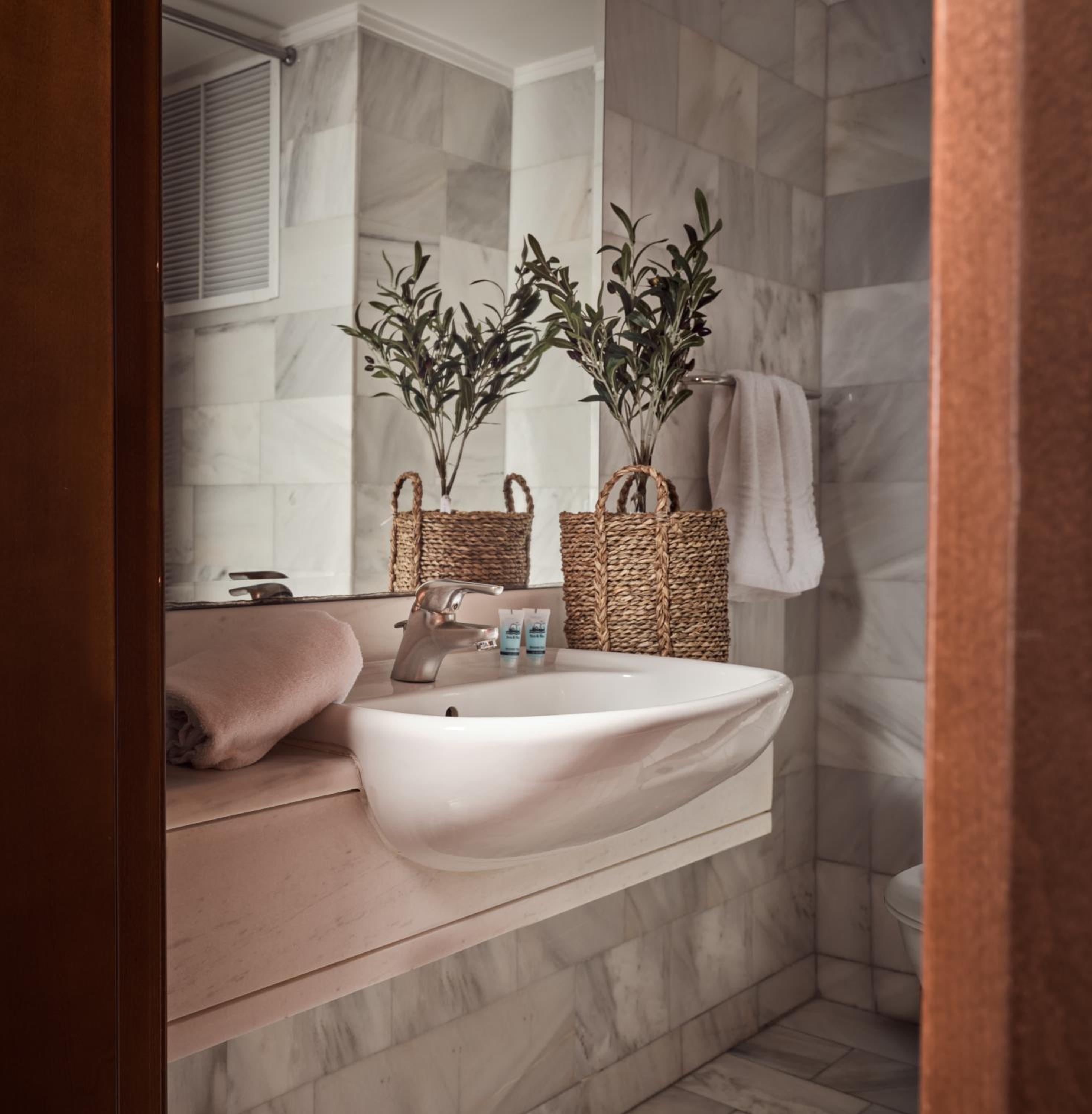 Superior double or  twin with balcony  CityView - Photo 2