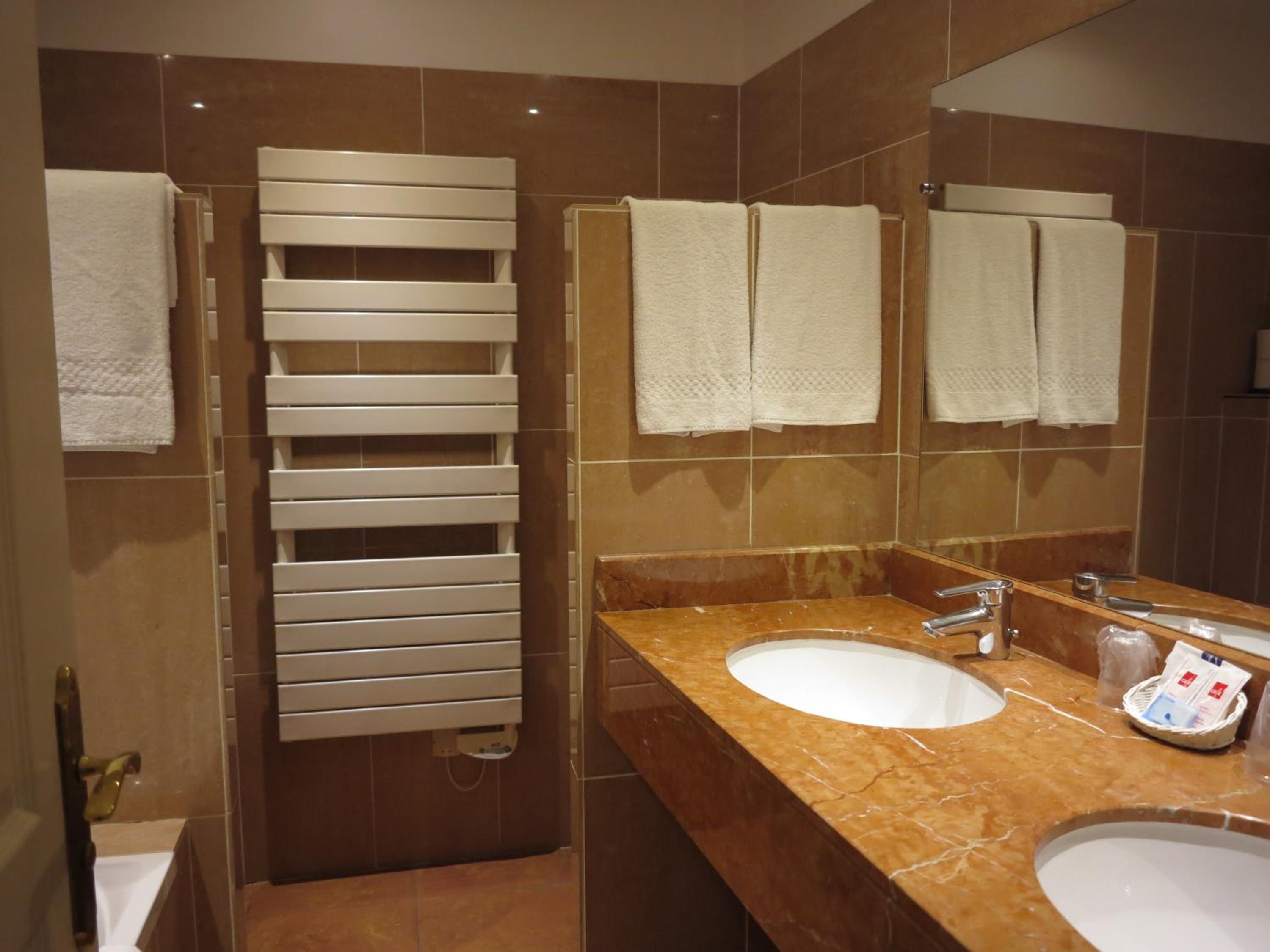 Twin Room - Photo 2