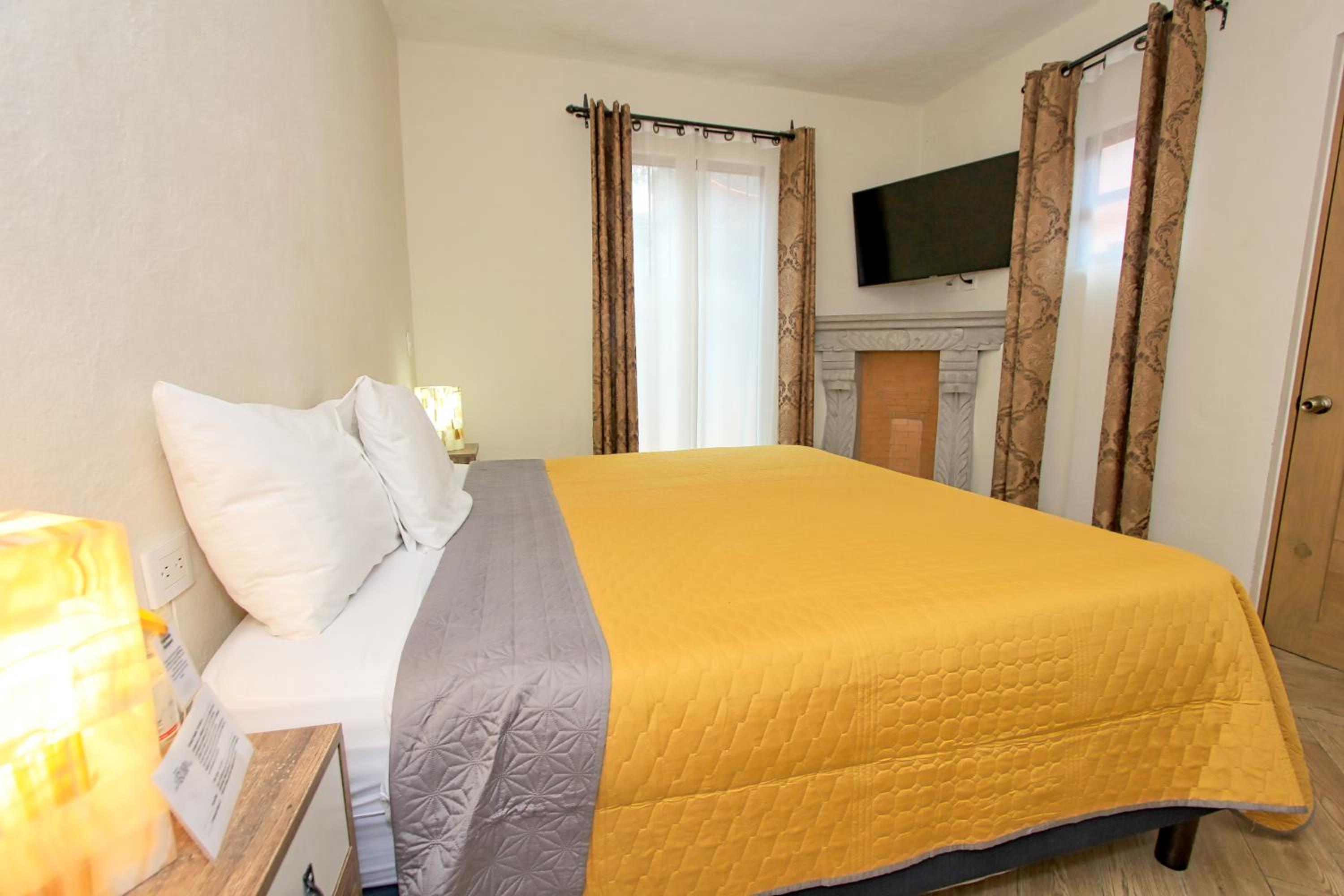 Deluxe Double Room - Photo 22