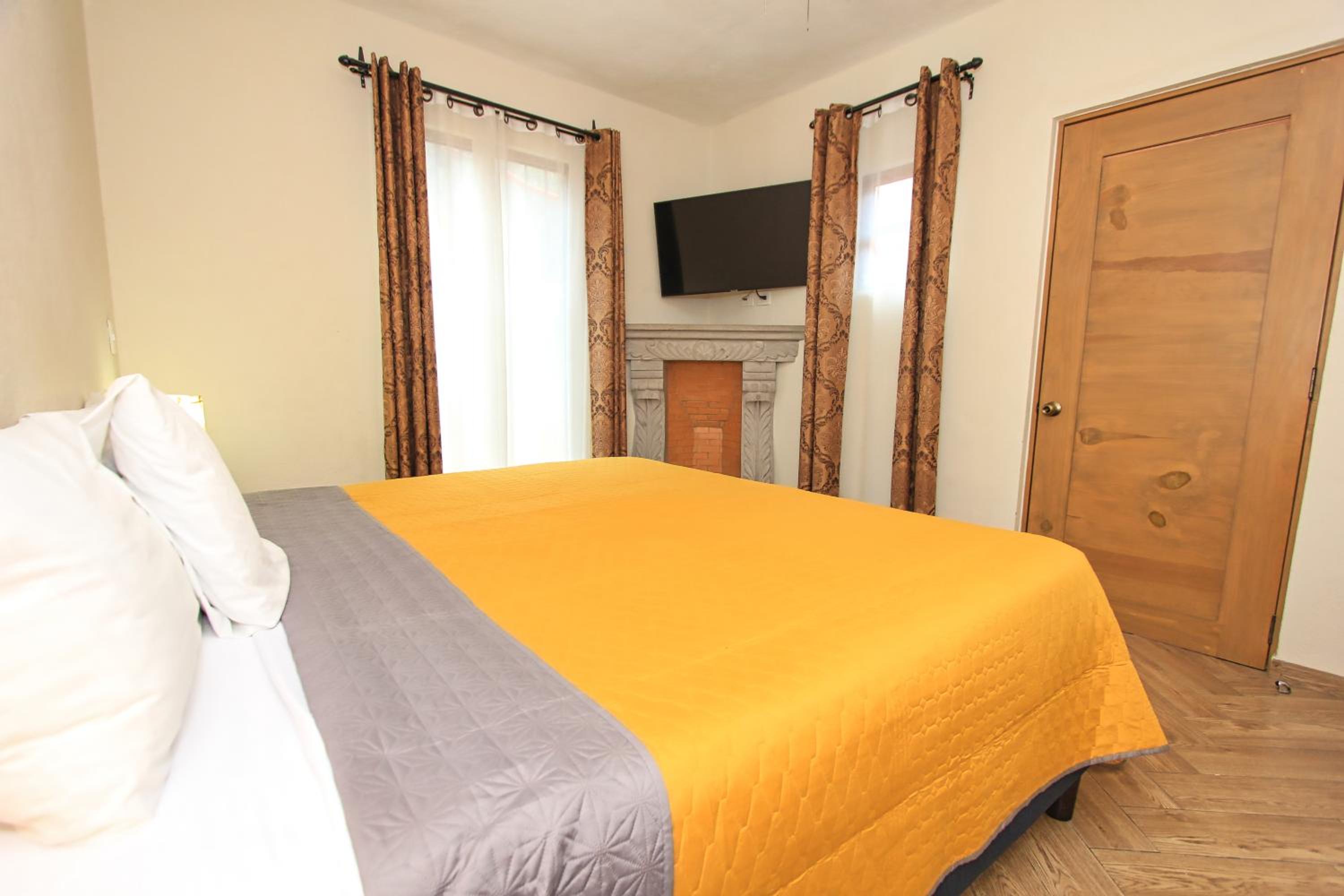 Deluxe Double Room - Photo 20