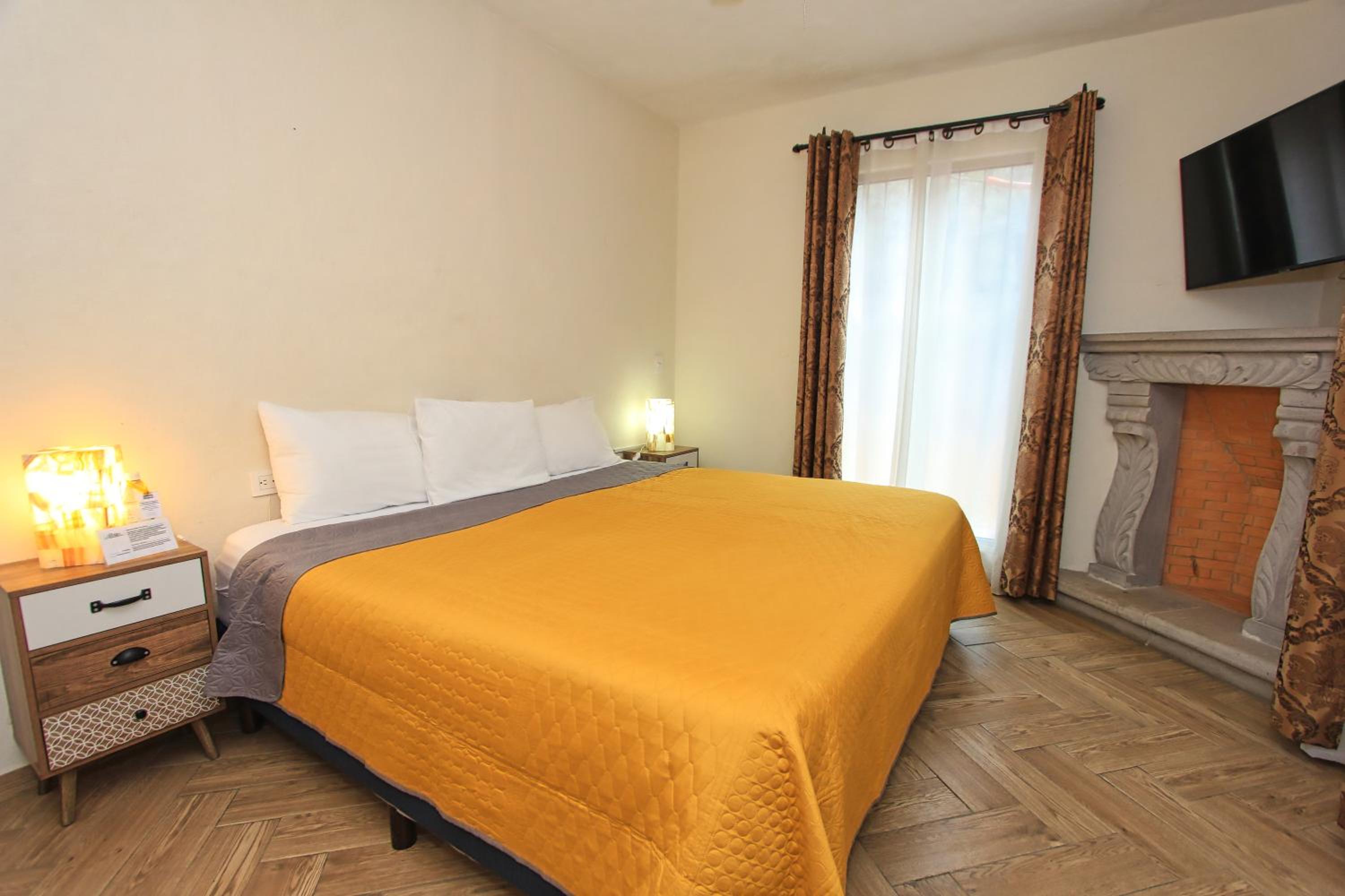 Deluxe Double Room - Photo 19