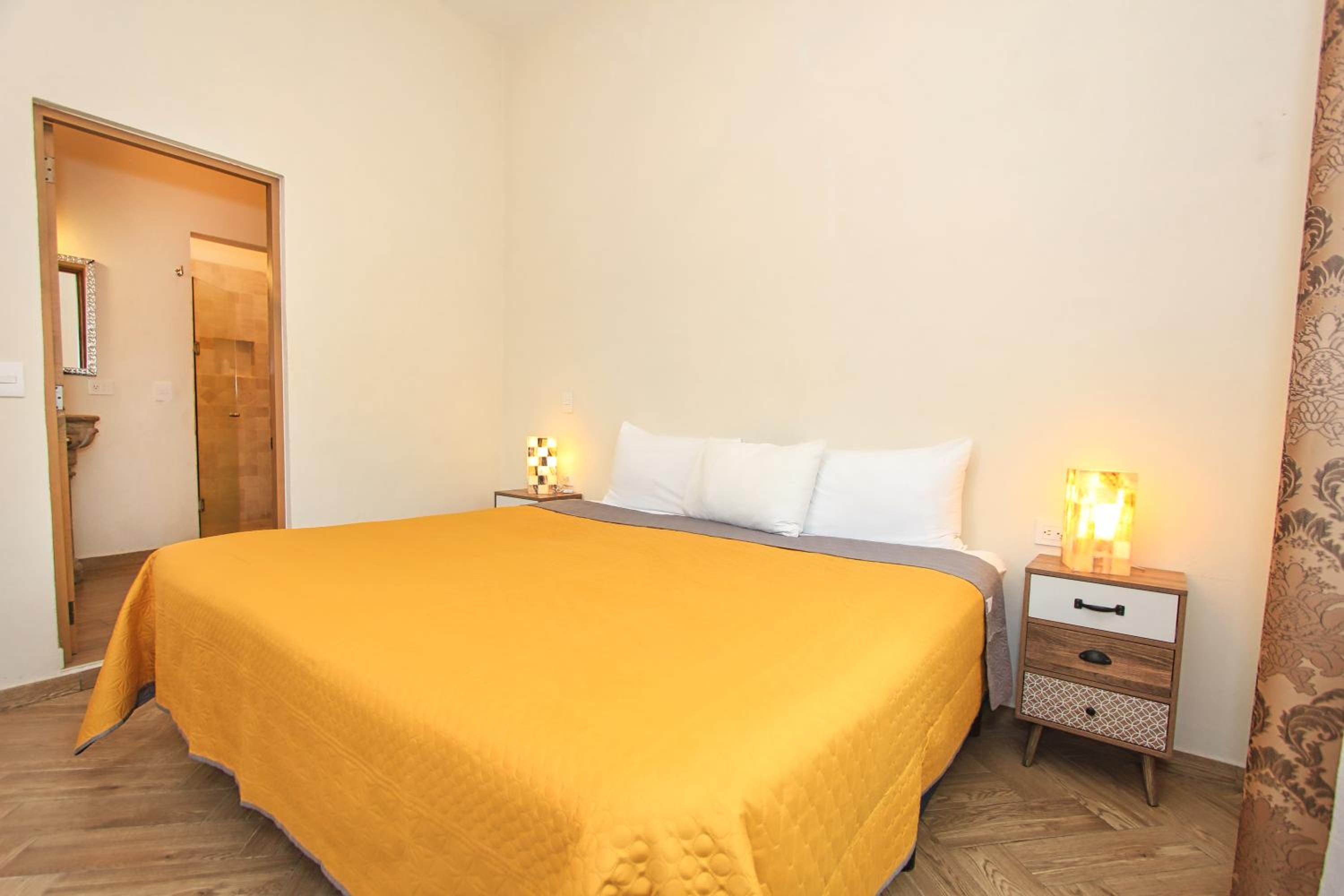 Deluxe Double Room - Photo 14