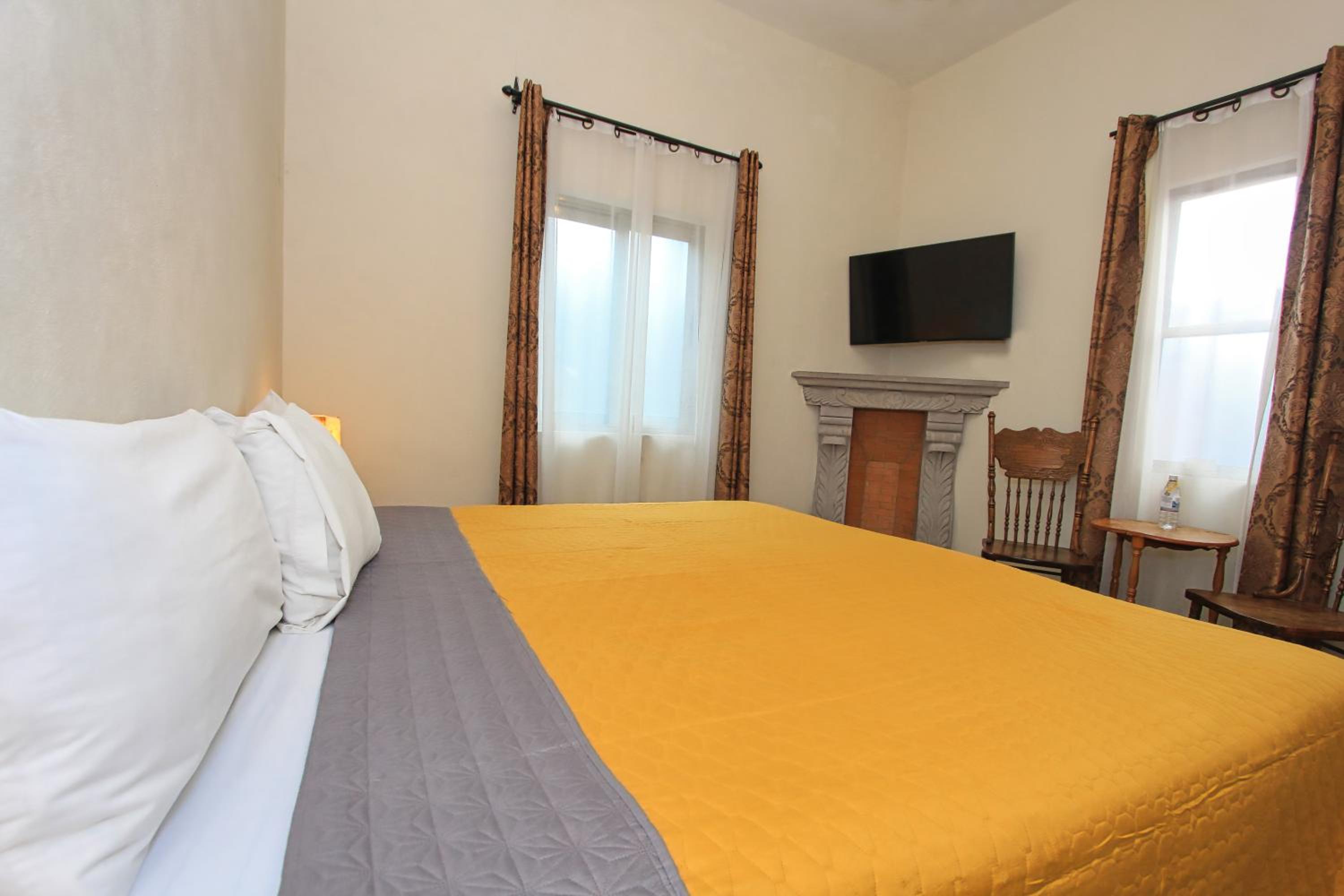 Deluxe Double Room - Photo 11