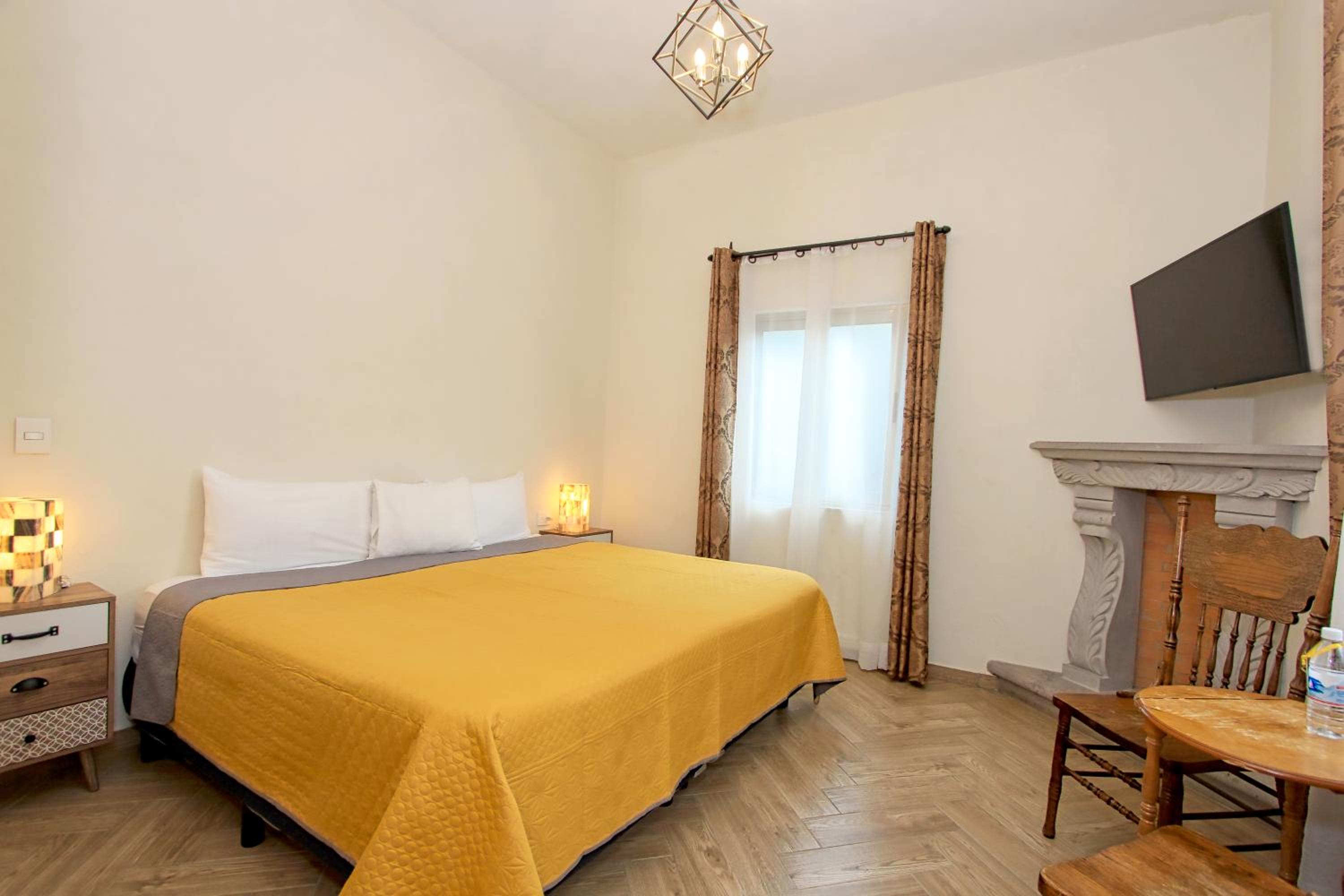 Deluxe Double Room - Photo 10