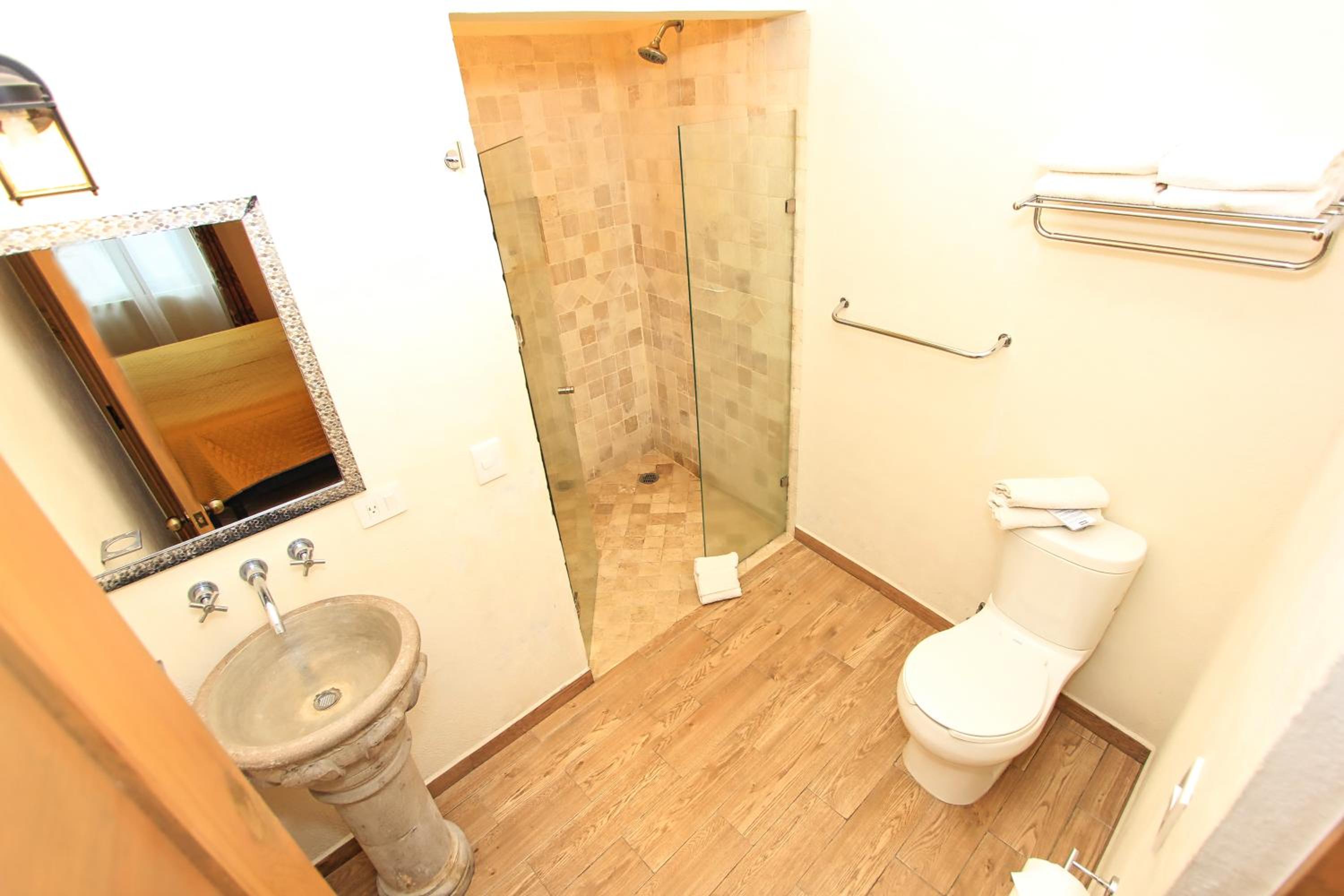 Deluxe Double Room - Photo 13