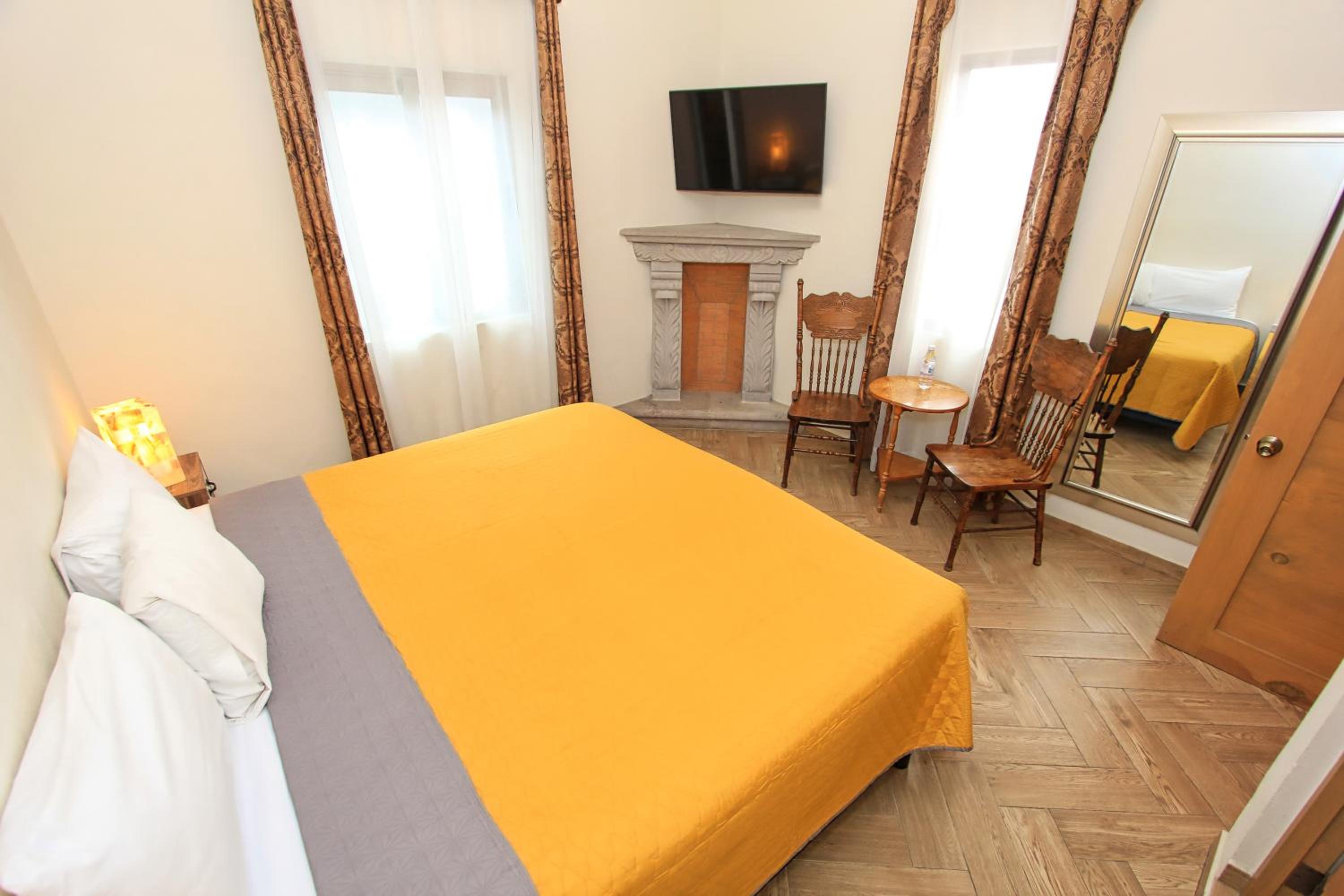 Deluxe Double Room - Photo 9