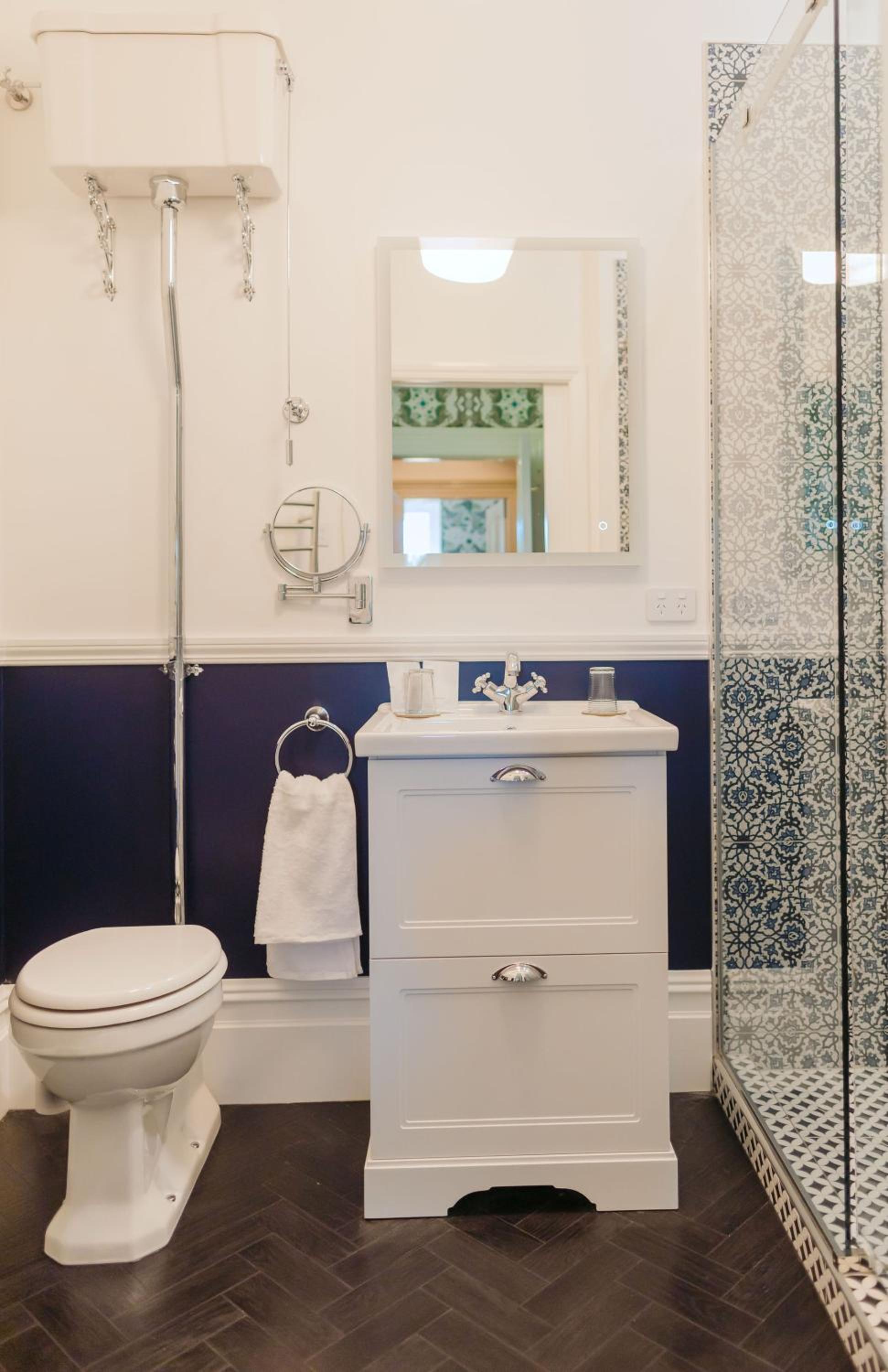 Deluxe King Room - Photo 17