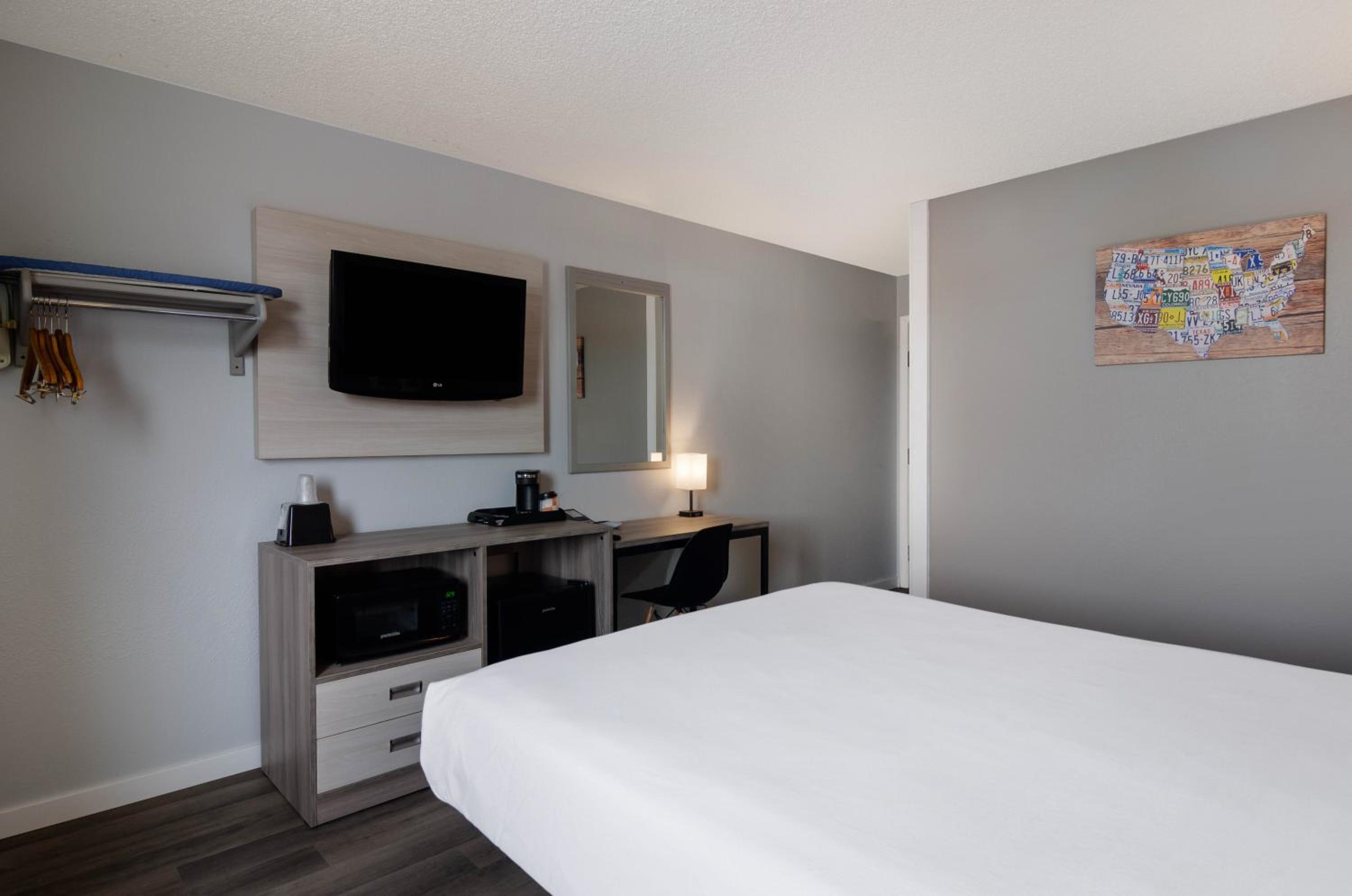 Standard Queen Room - Non Smoking - Photo 1