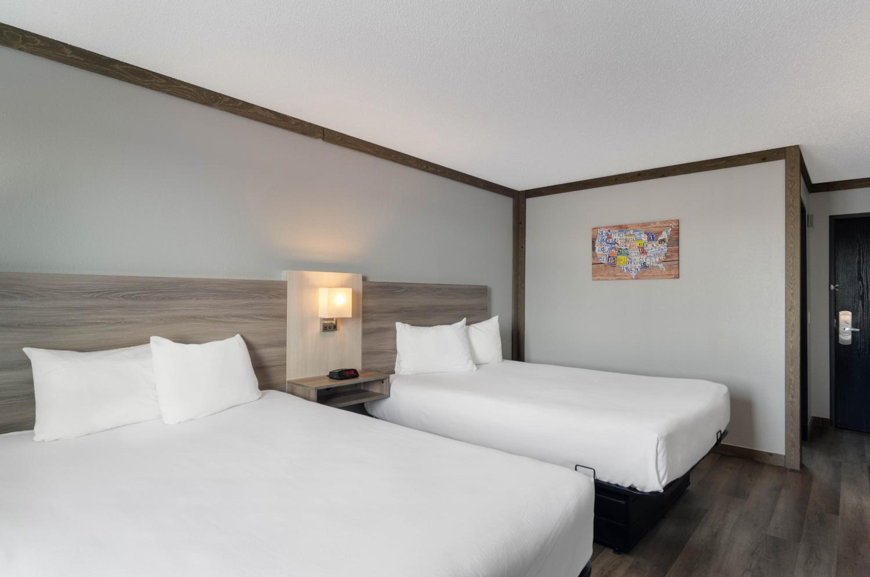 Standard Queen Room with Two Queen Beds - Non Smoking - Photo 1