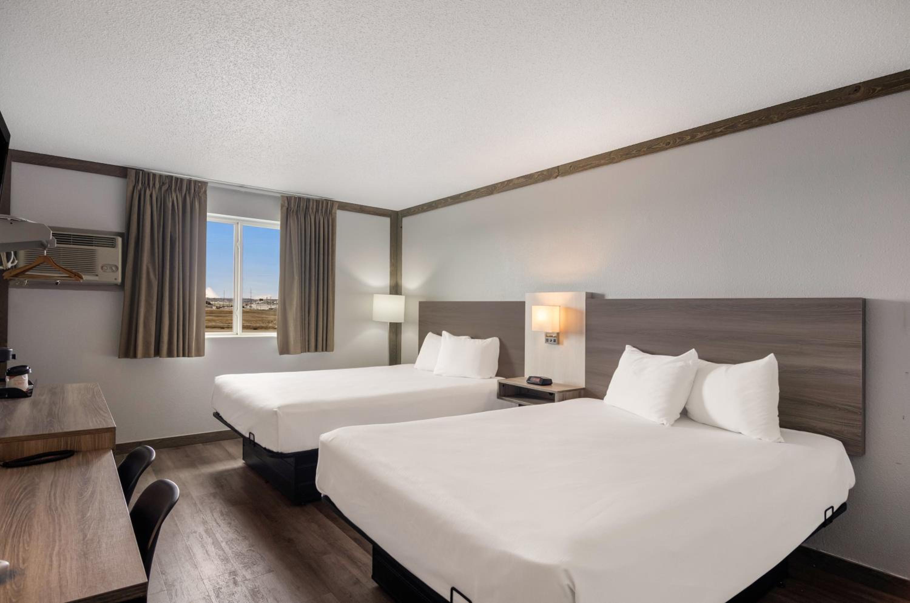 Standard Queen Room with Two Queen Beds - Non Smoking - Photo 2