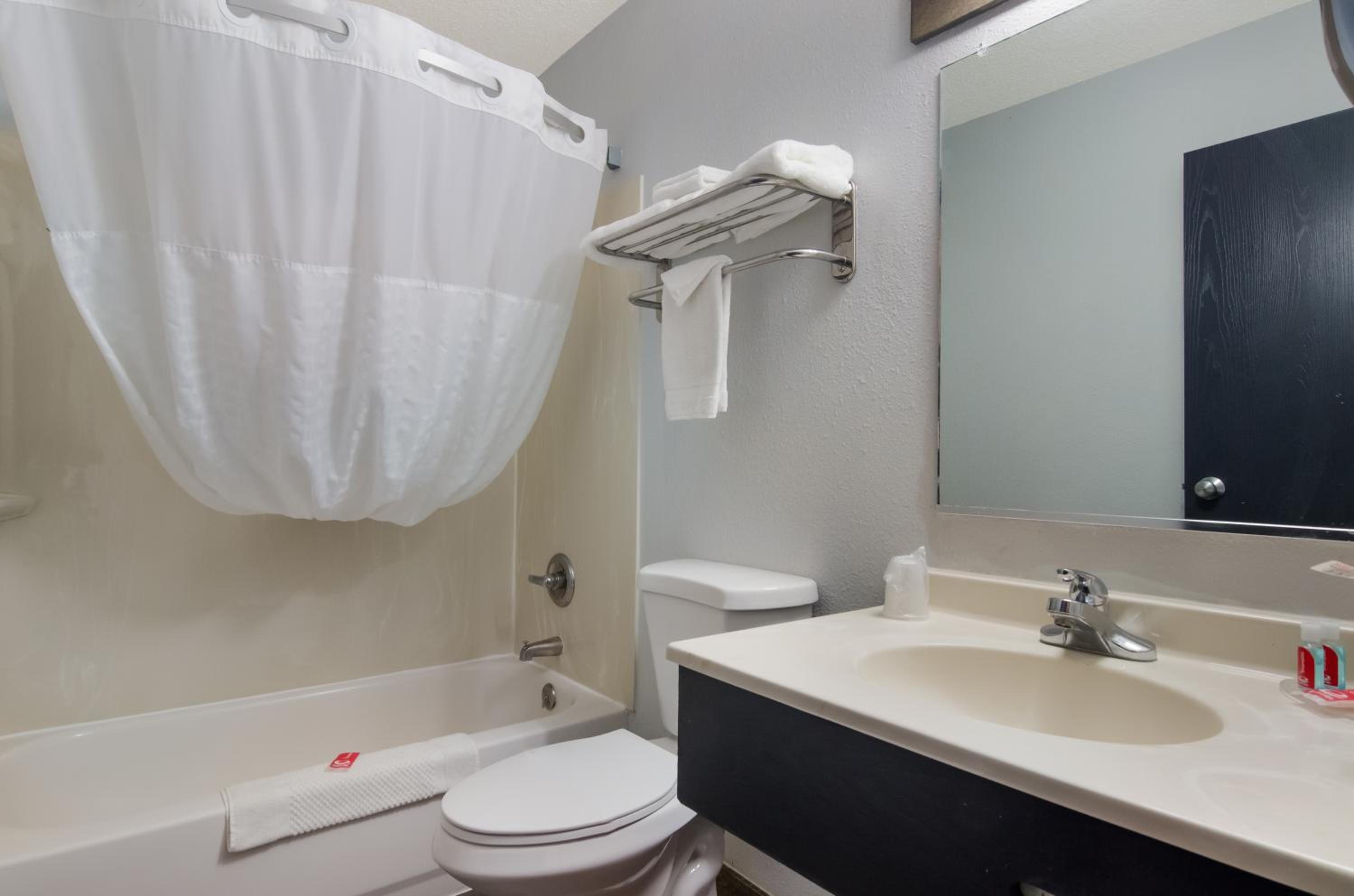 Standard King Room - Photo 4