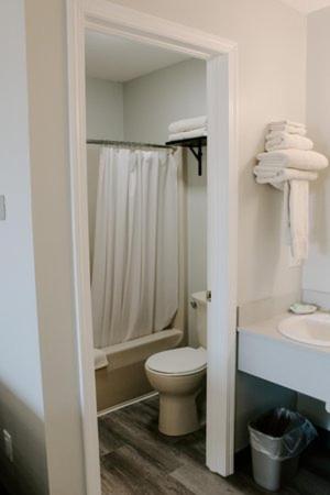 Queen Room photo 2