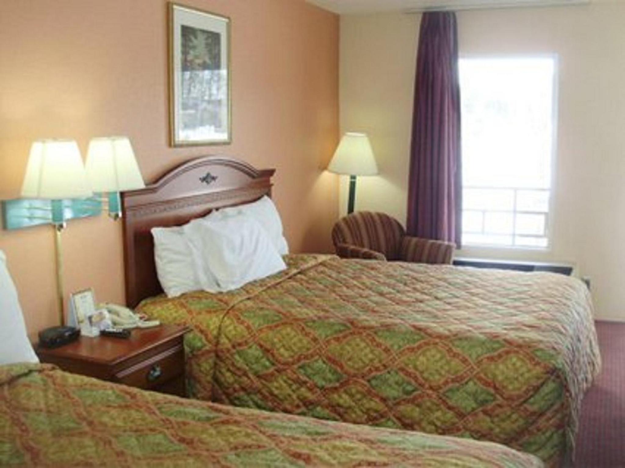 Queen Room with Two Queen Beds - Non-Smoking photo 3