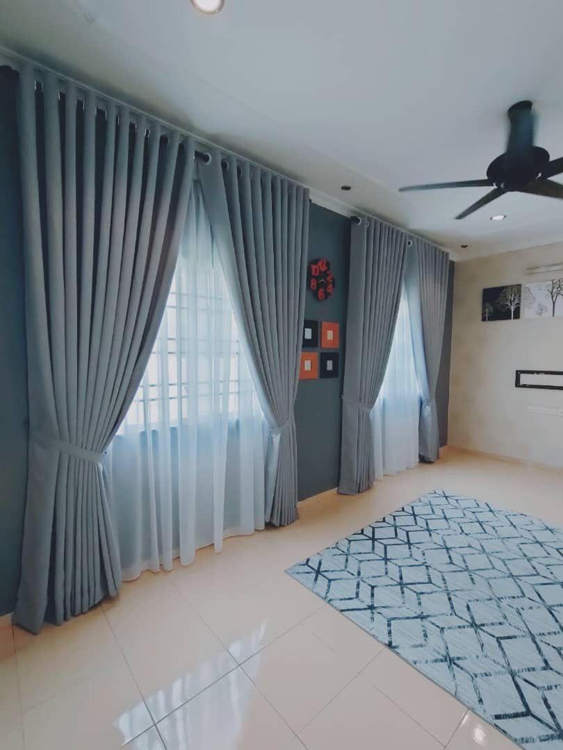 Three-Bedroom House photo 2