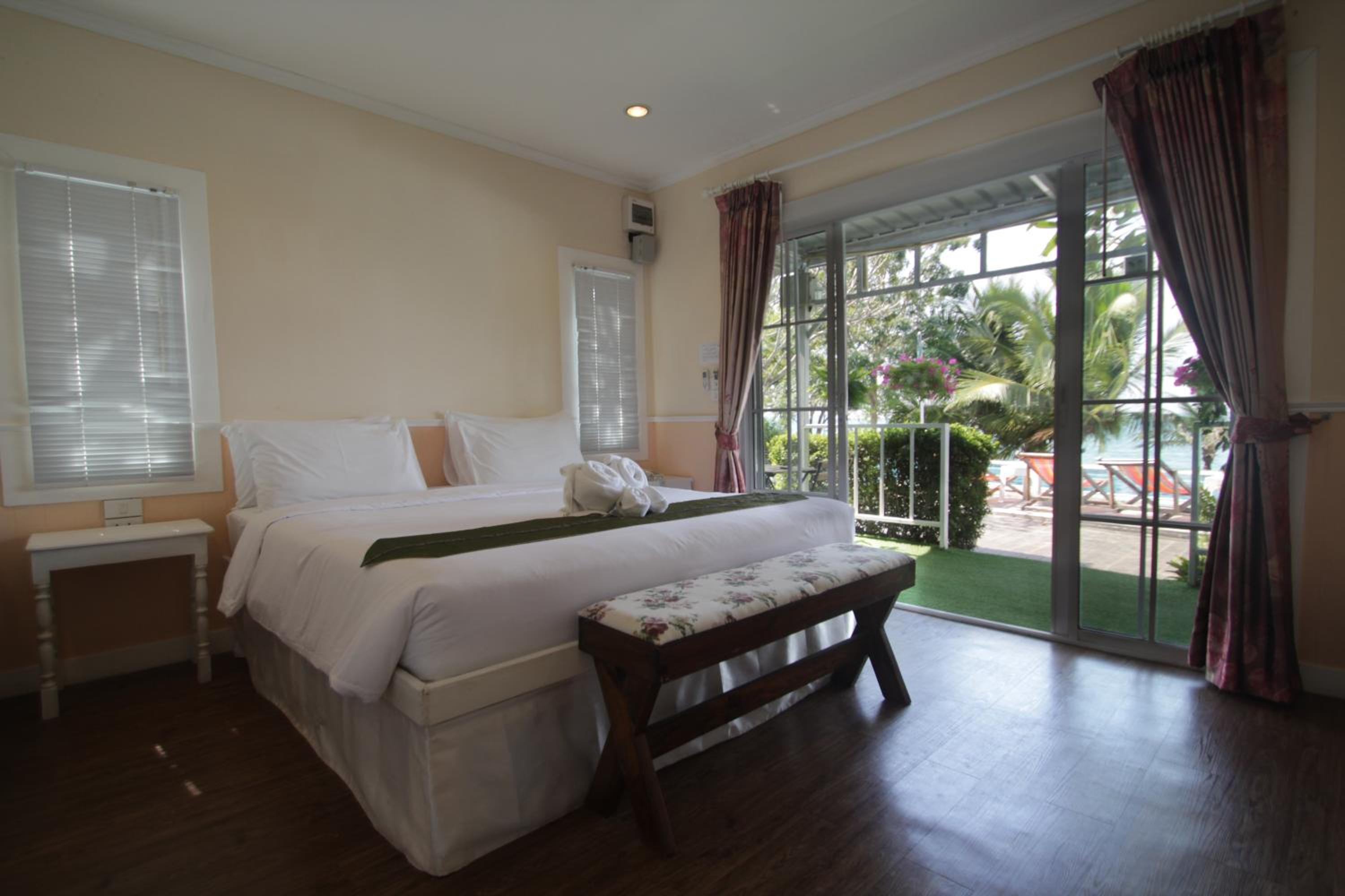 Double Room with Pool View - Photo 23