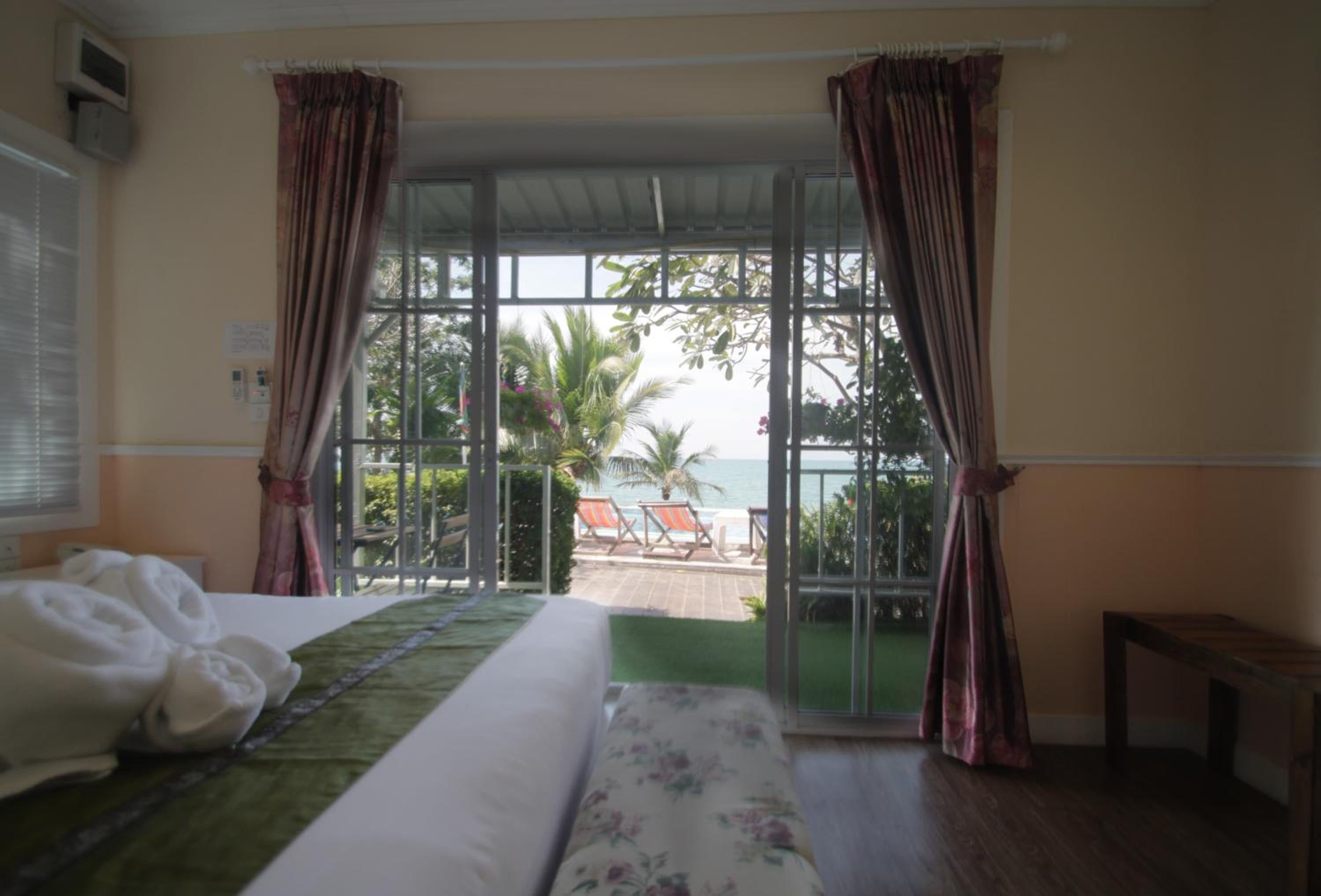 Double Room with Pool View - Photo 24
