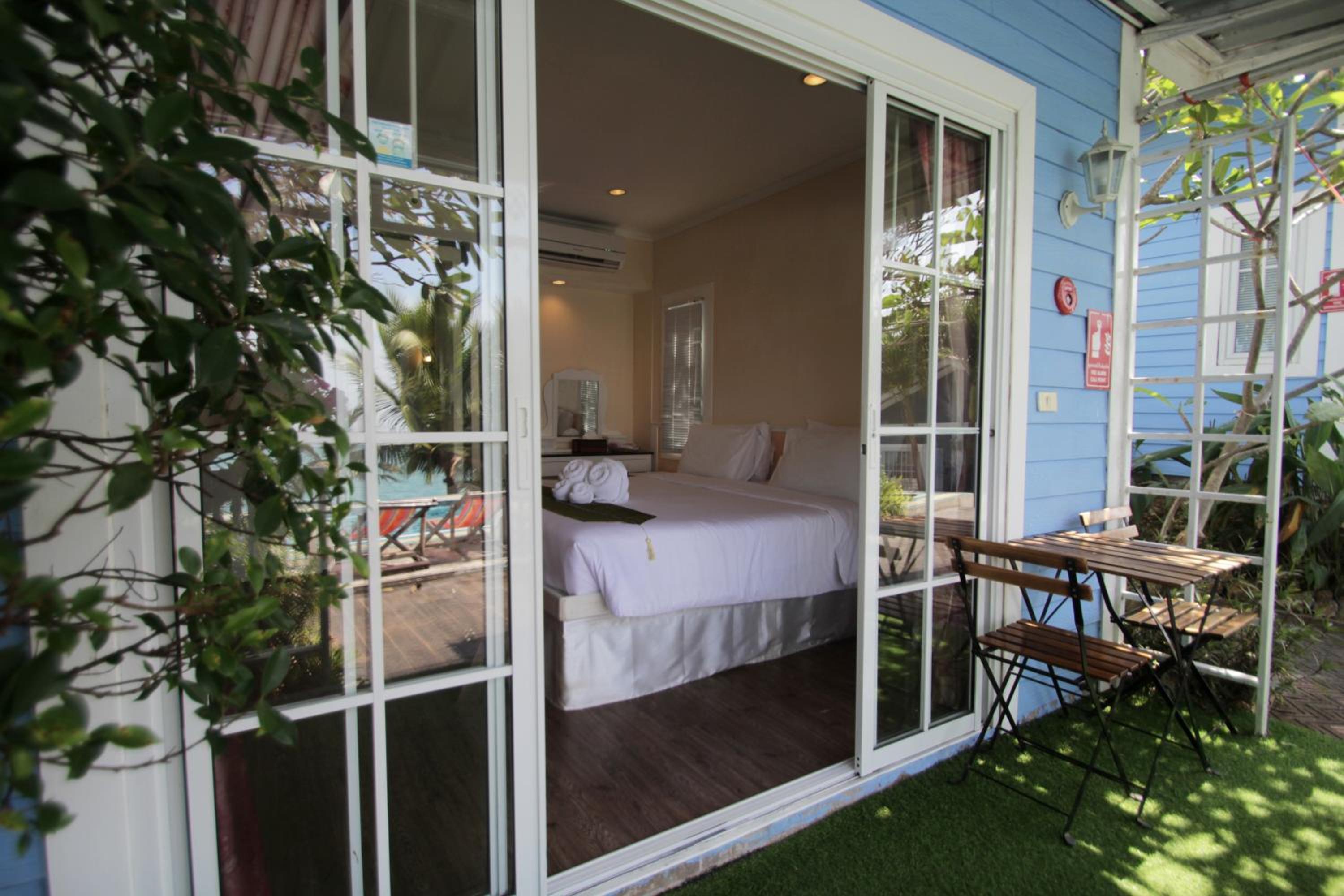 Double Room with Pool View - Photo 29