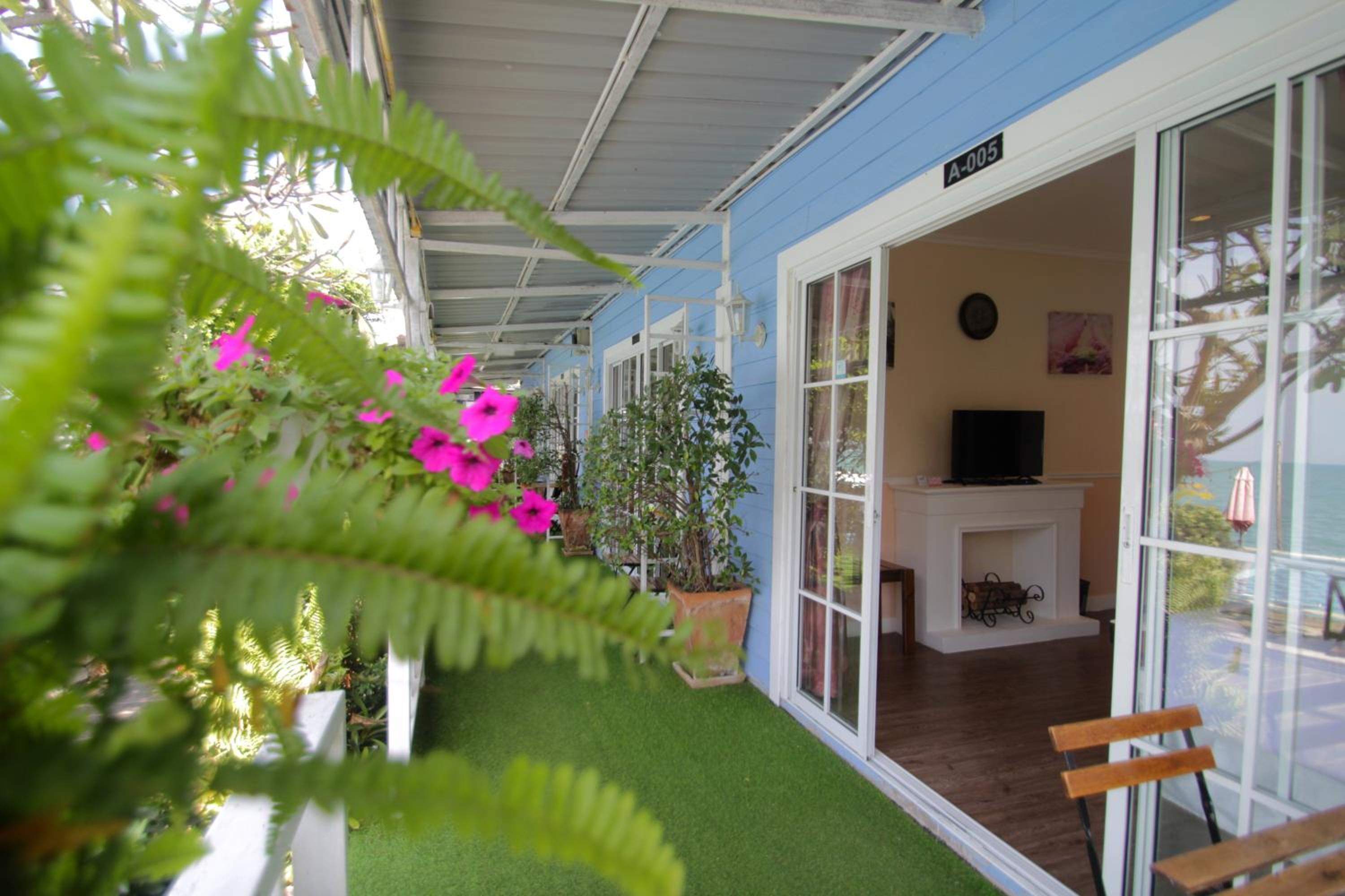 Double Room with Pool View - Photo 30