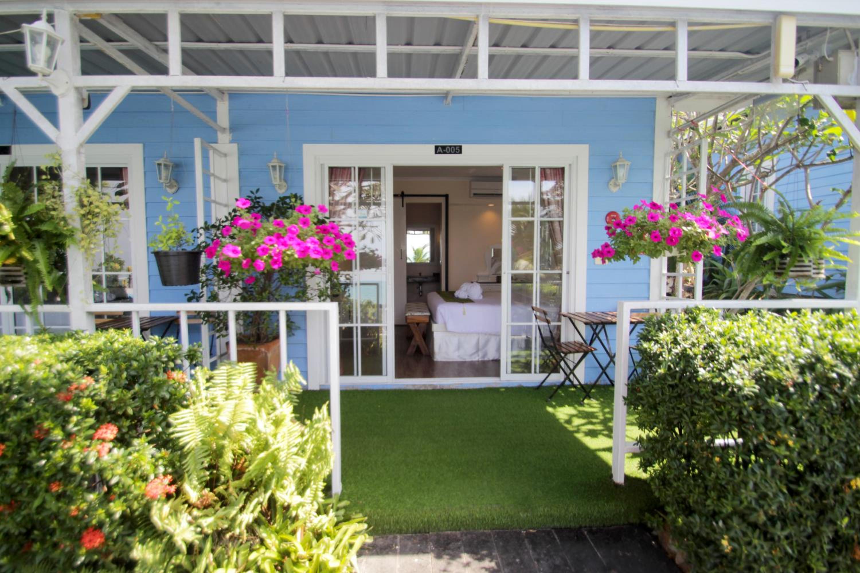 Double Room with Pool View - Photo 20
