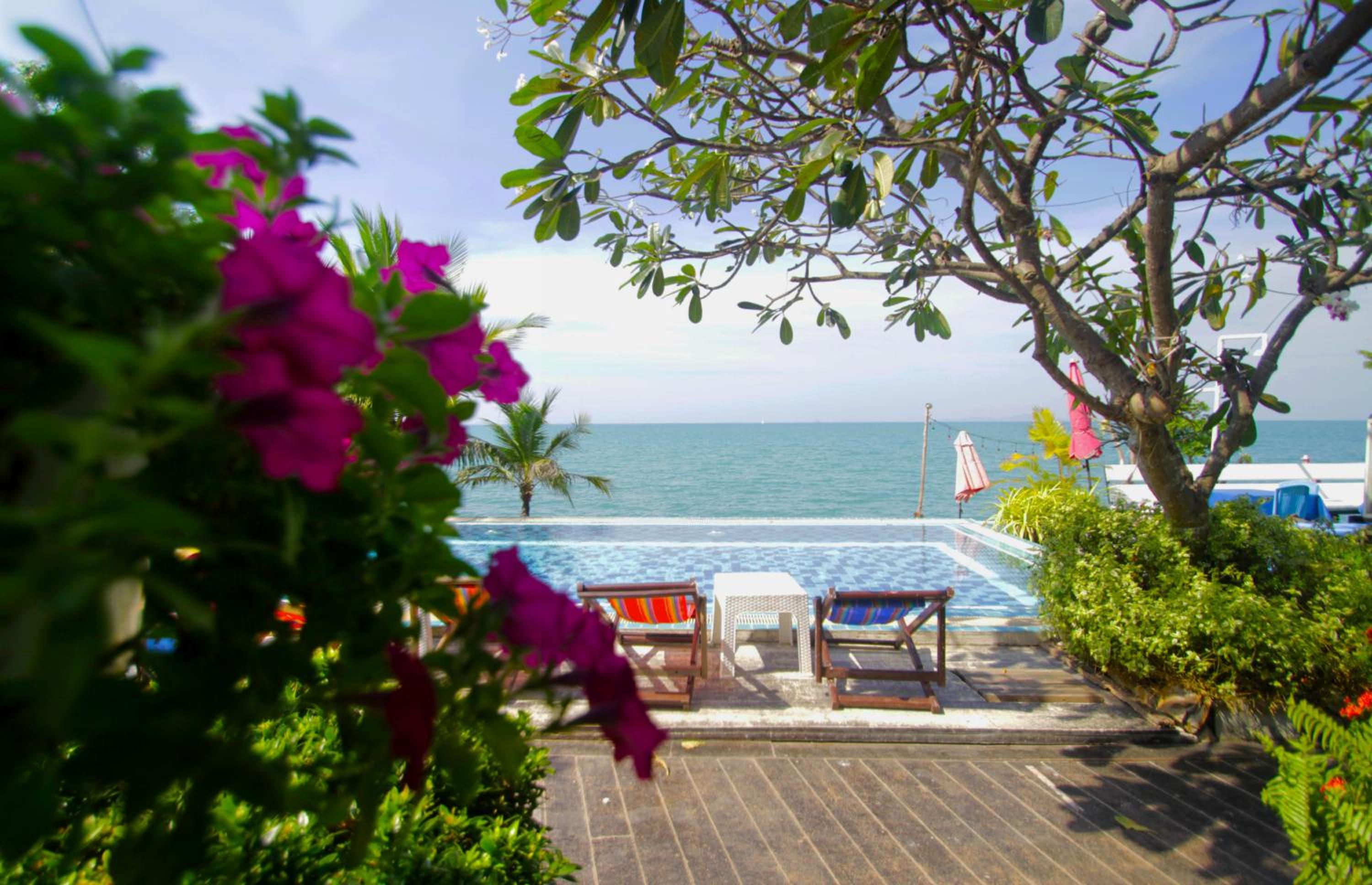 Double Room with Pool View - Photo 19