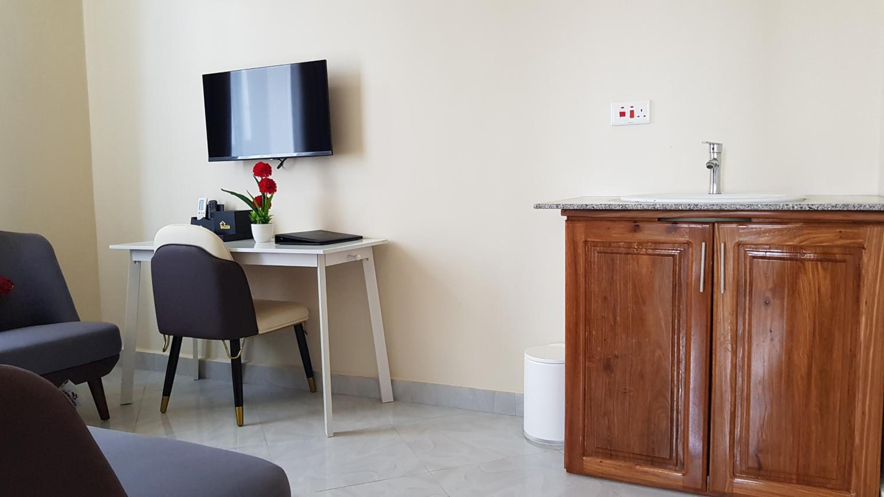 Suite - Photo 1