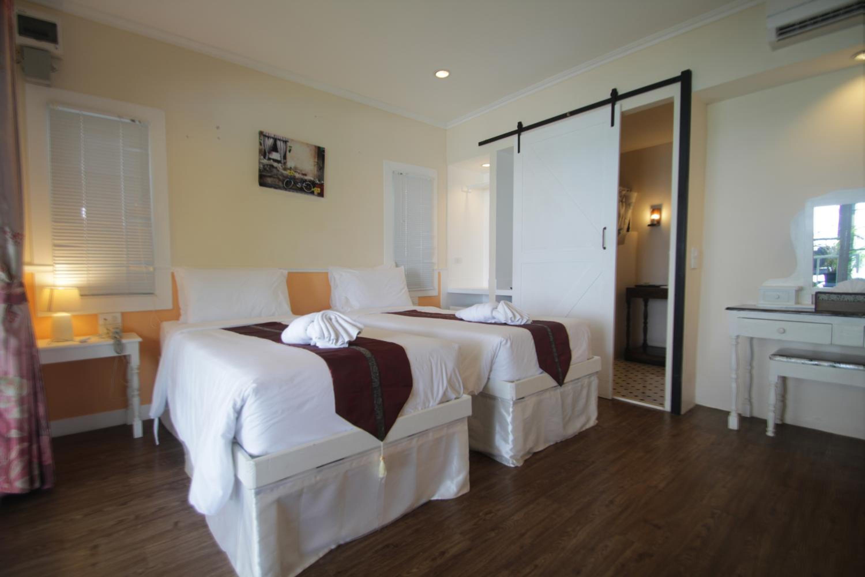 Double Room with Pool View - Photo 15