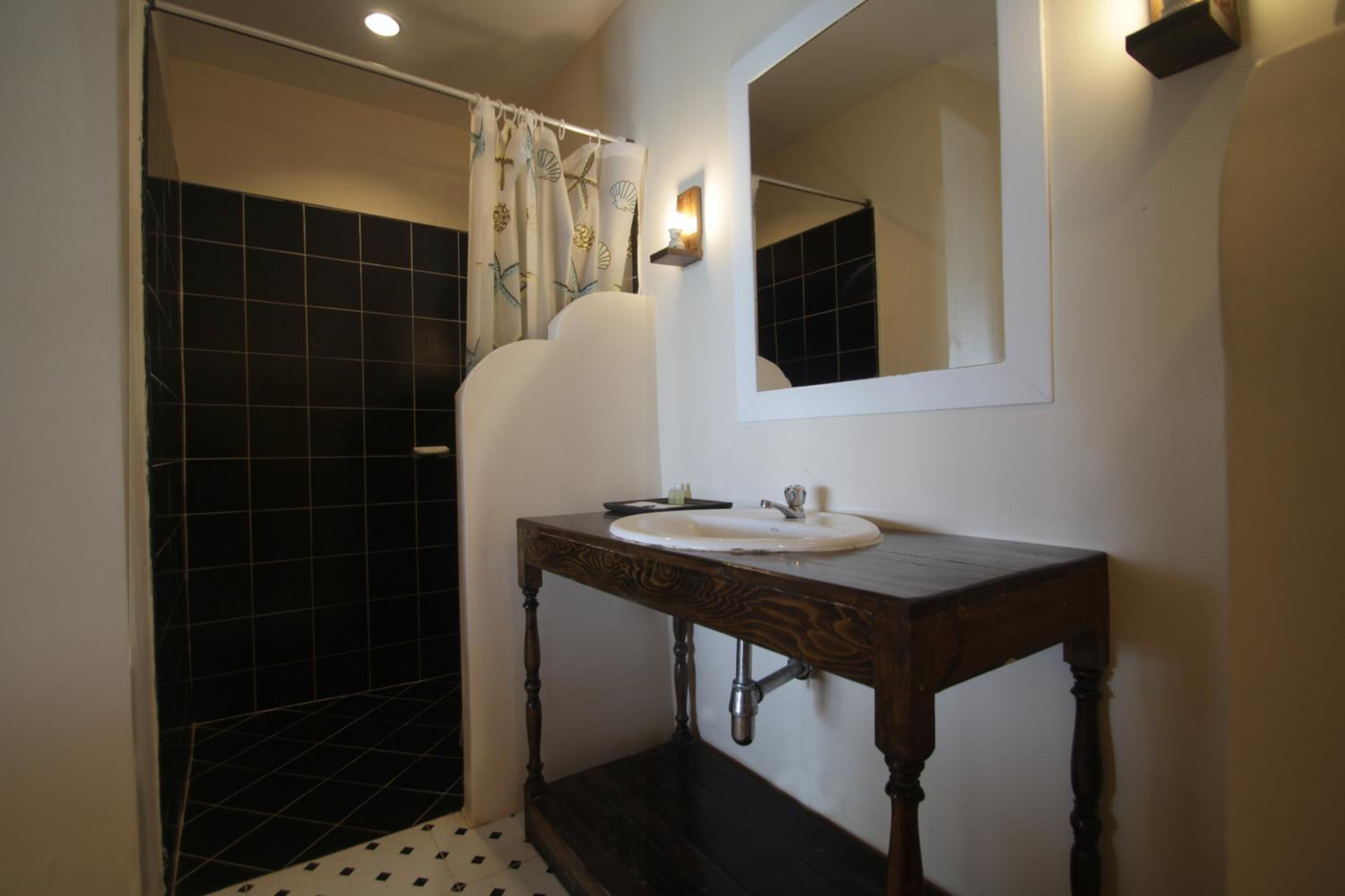 Double Room with Pool View - Photo 12