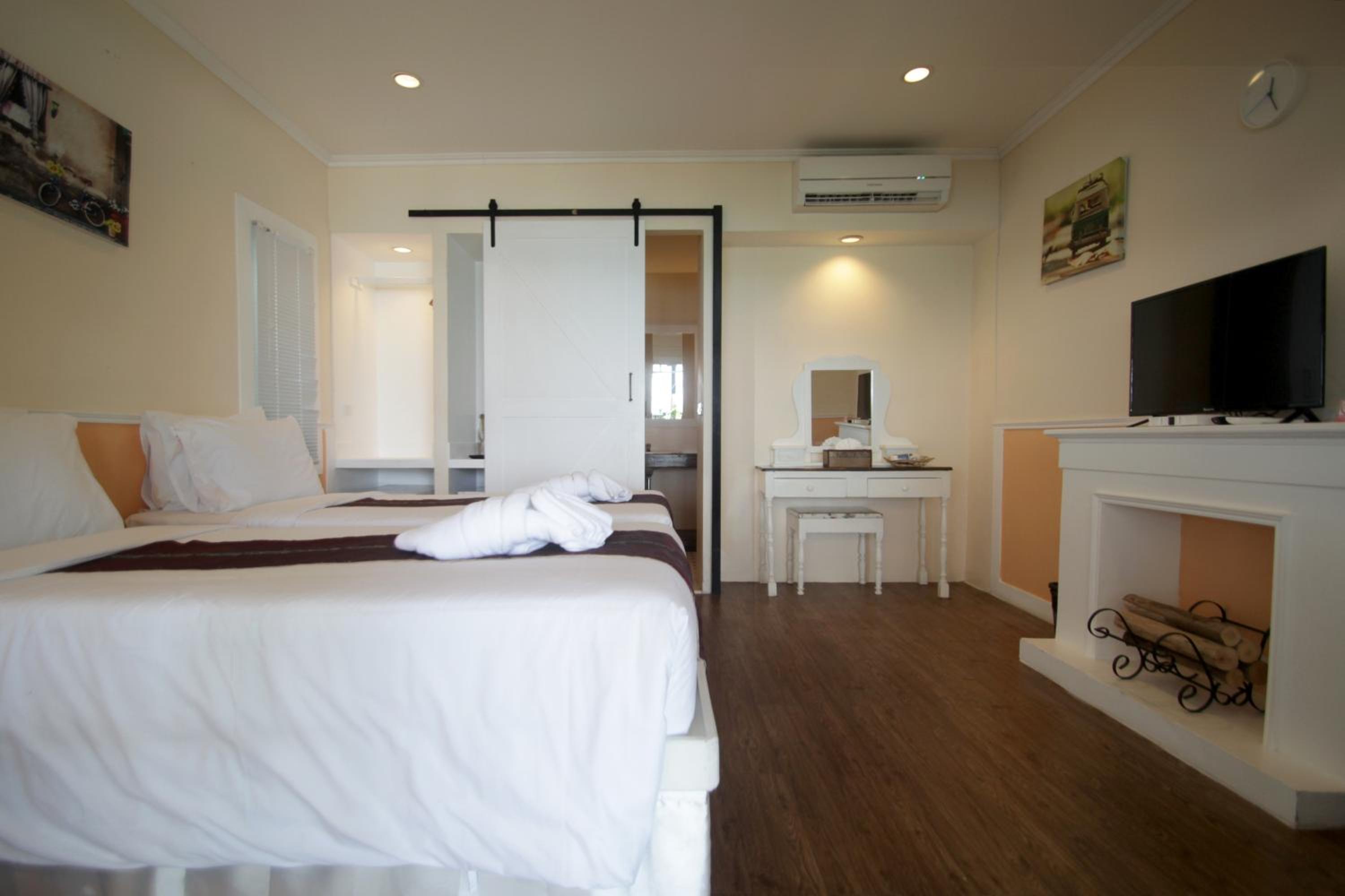 Double Room with Pool View - Photo 11