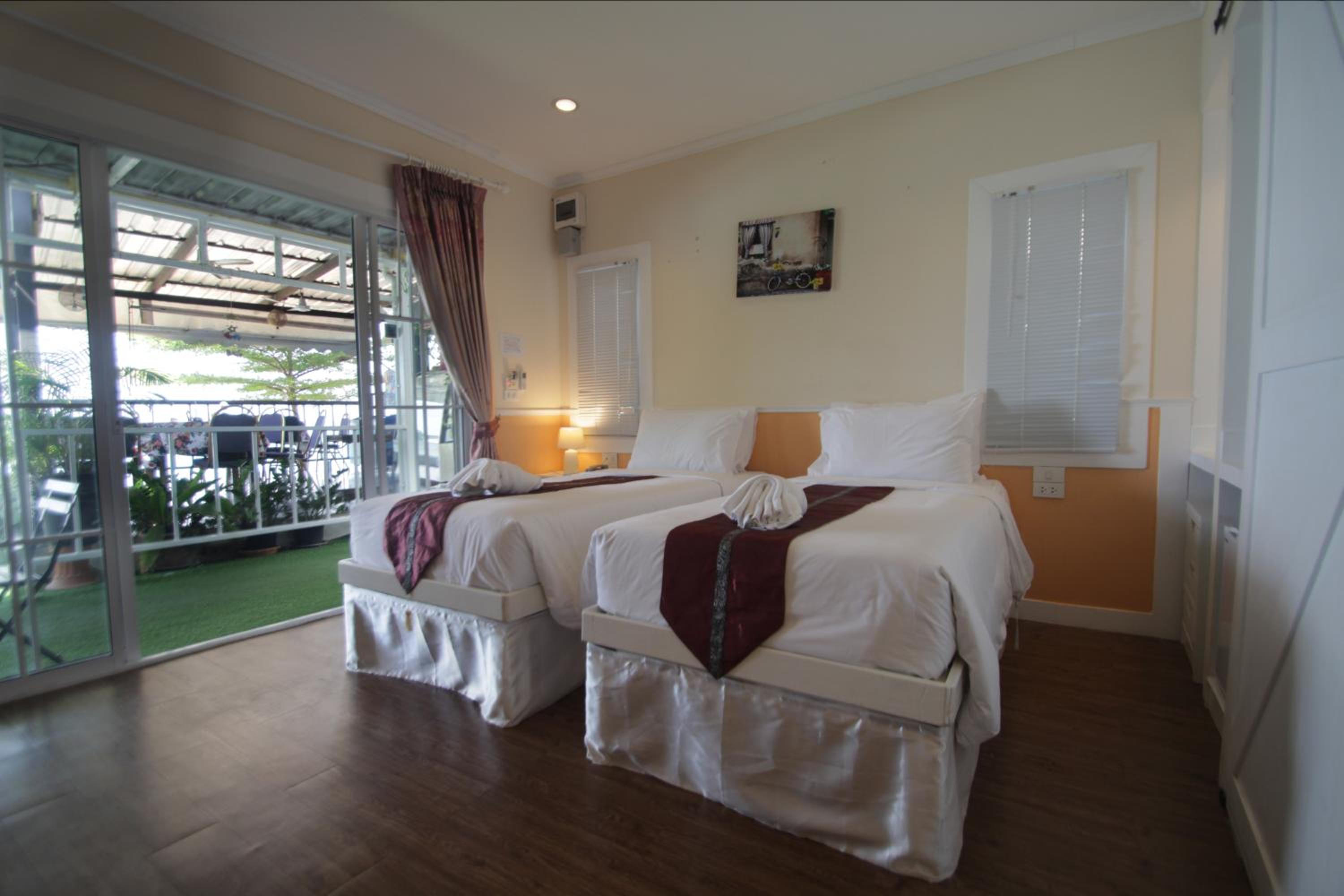 Double Room with Pool View - Photo 8