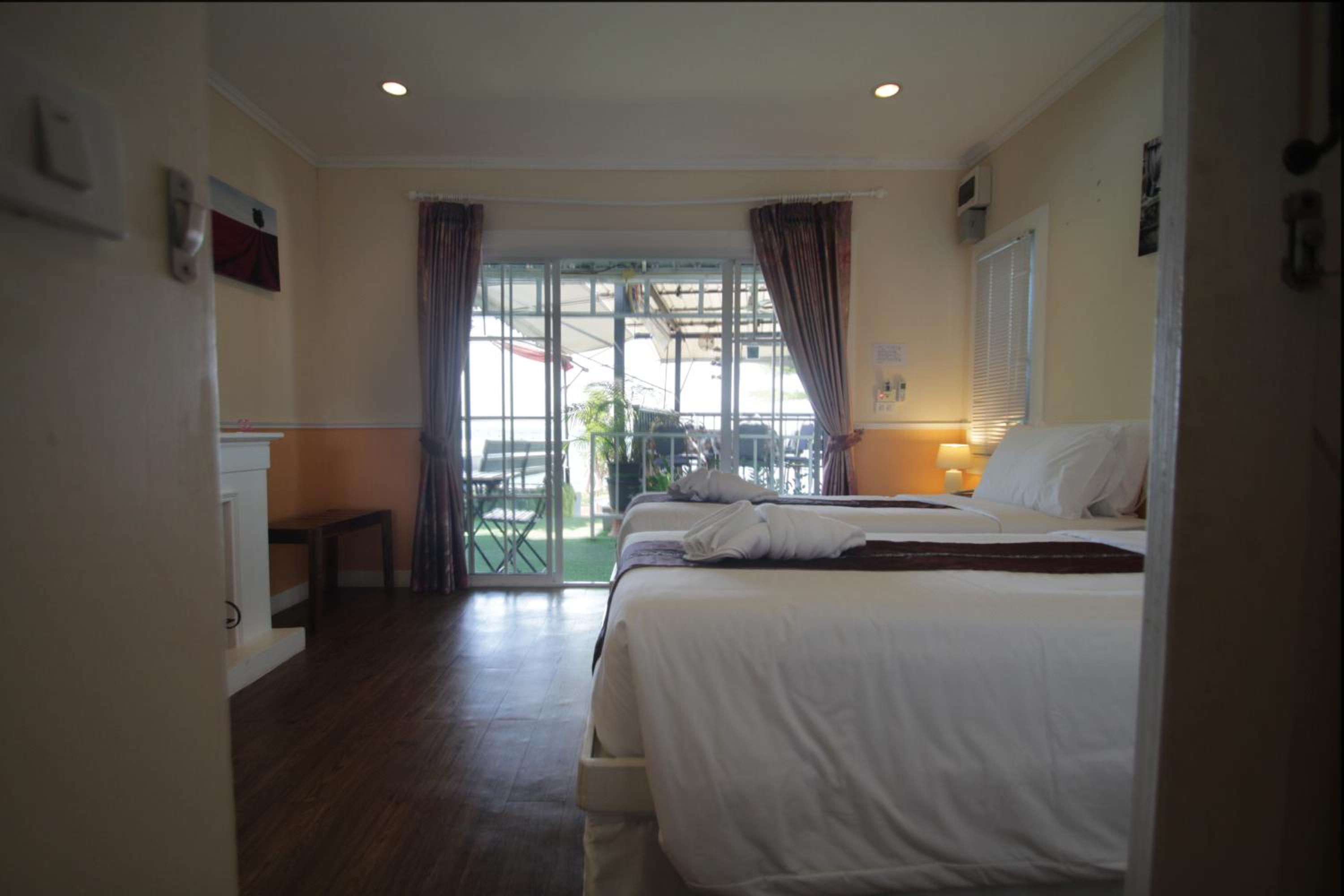 Double Room with Pool View - Photo 7