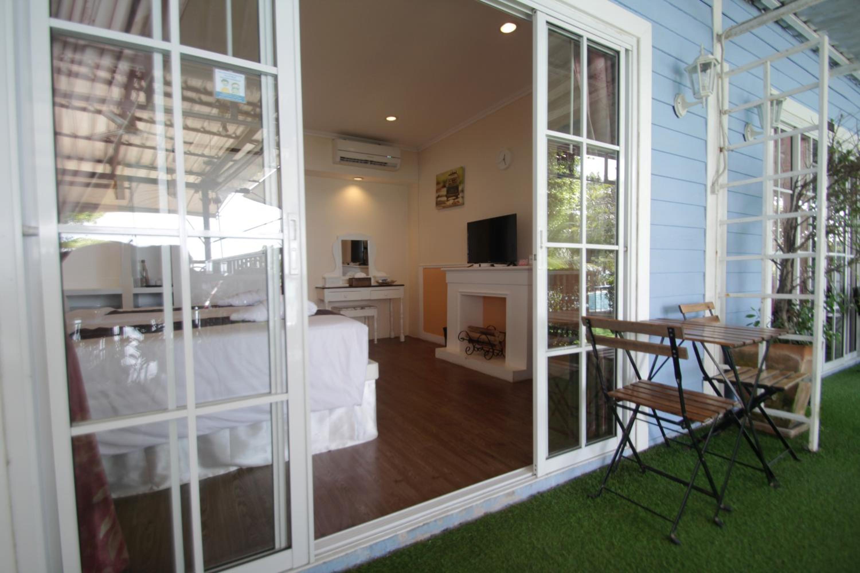 Double Room with Pool View - Photo 6