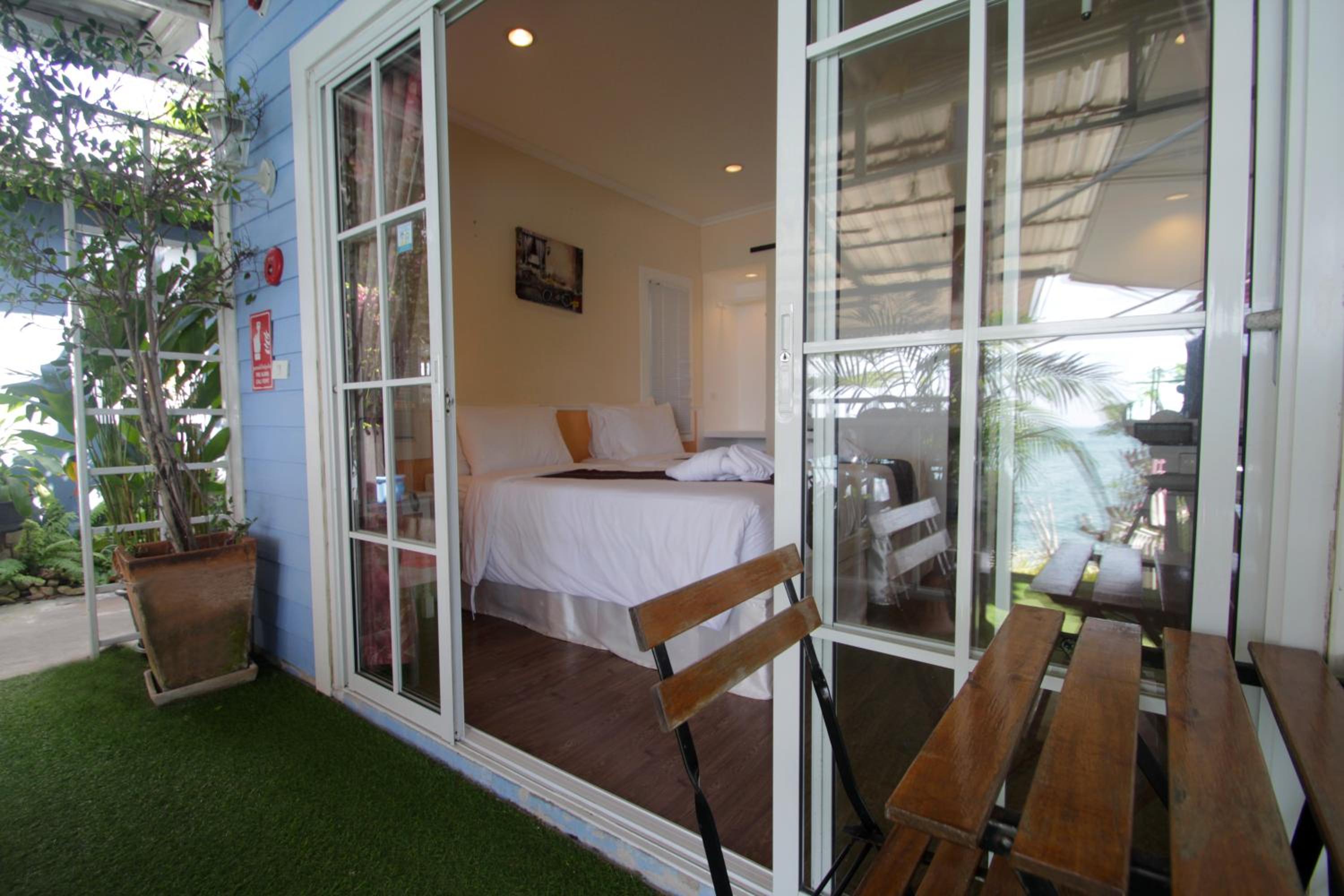 Double Room with Pool View - Photo 4