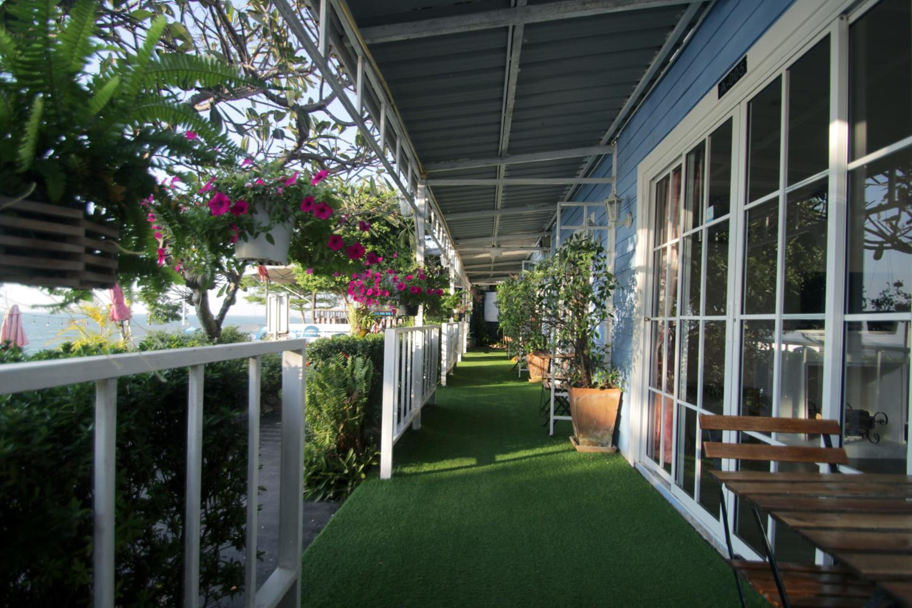Double Room with Pool View - Photo 2
