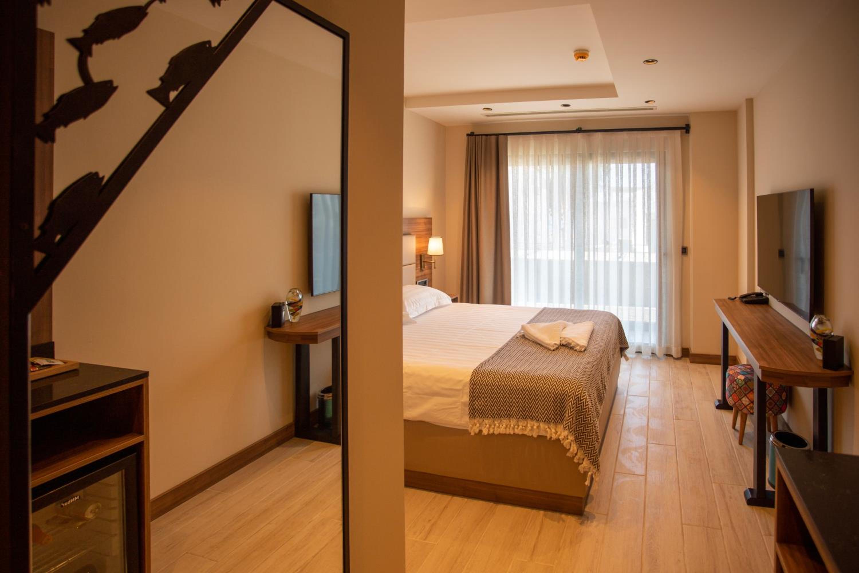 Deluxe Double or Twin Room - Photo 11
